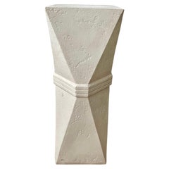 Socle de sculpture ou piédestal en plâtre facetté postmoderne des années 1980