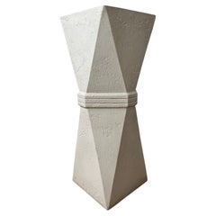 Socle de sculpture ou piédestal en plâtre facetté postmoderne des années 1980