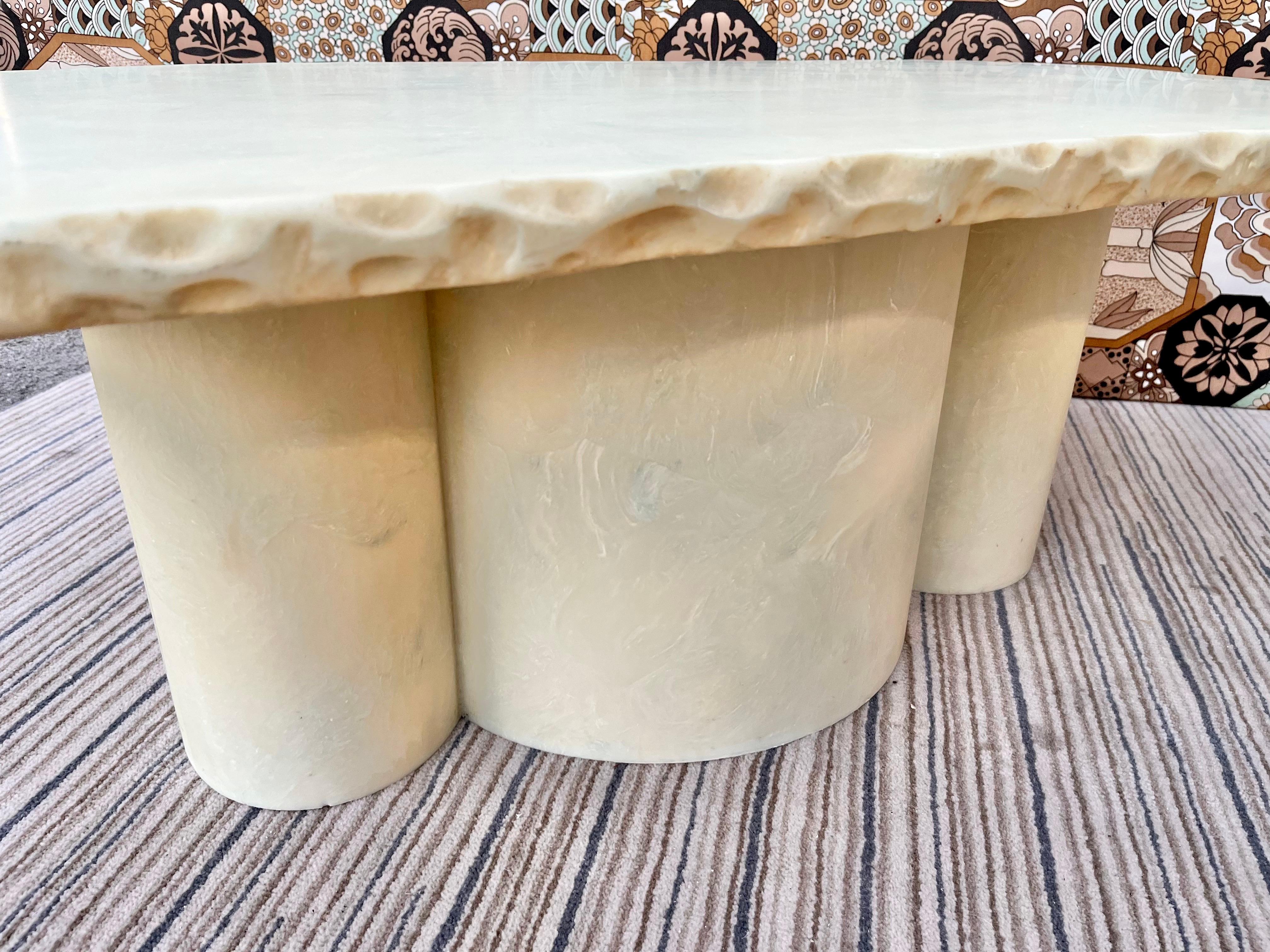 Mesa de centro postmoderna de resina de imitación de mármol hecha a mano de los años 80 en venta 3