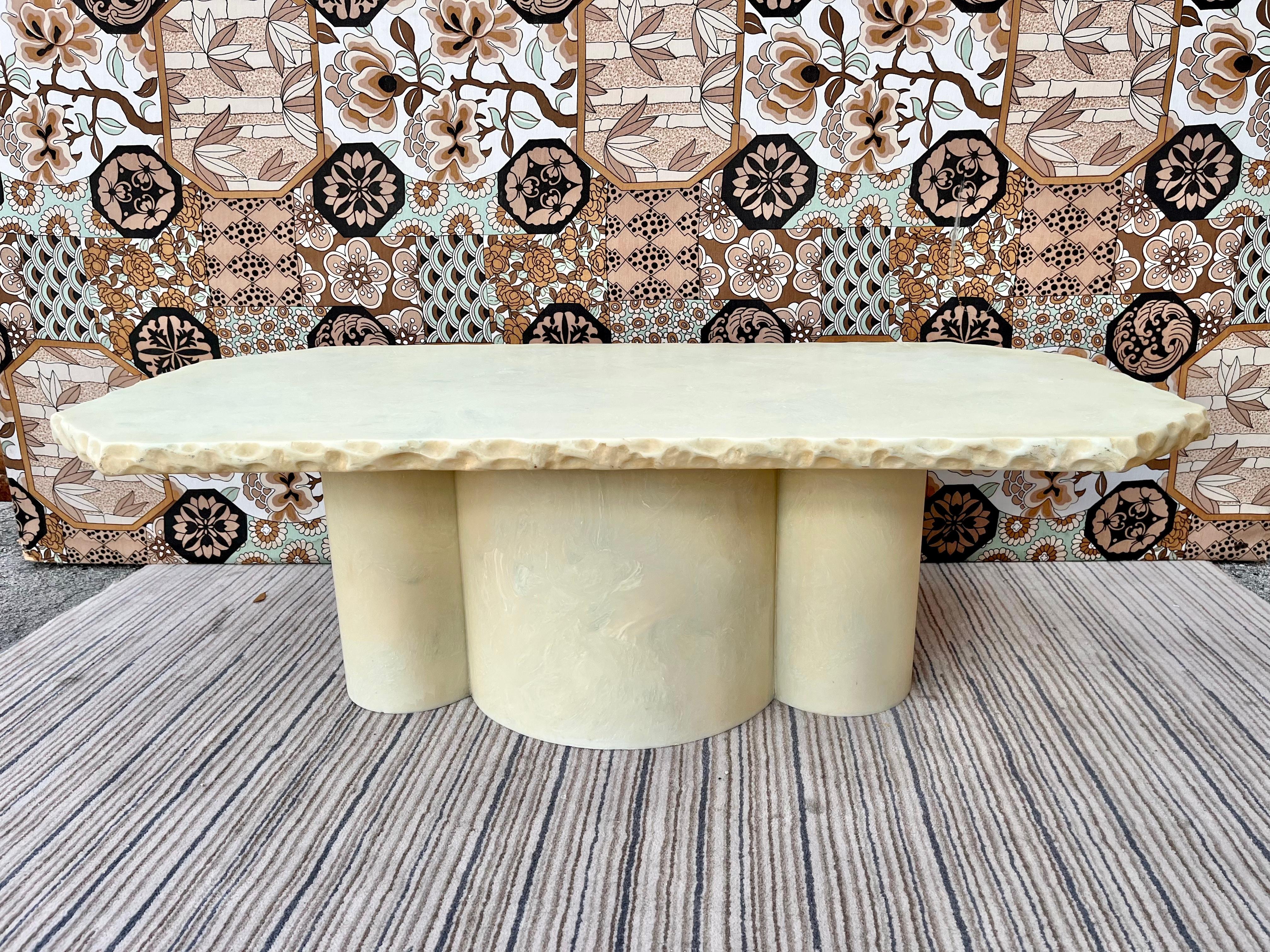 Mesa de centro / cóctel postmoderna de resina de imitación de mármol de finales del siglo XX. Alrededor de 1980
Probablemente única en su especie, esta mesa de centro o de cóctel hecha a mano presenta un aspecto marmóreo de tonos verde-amarillentos