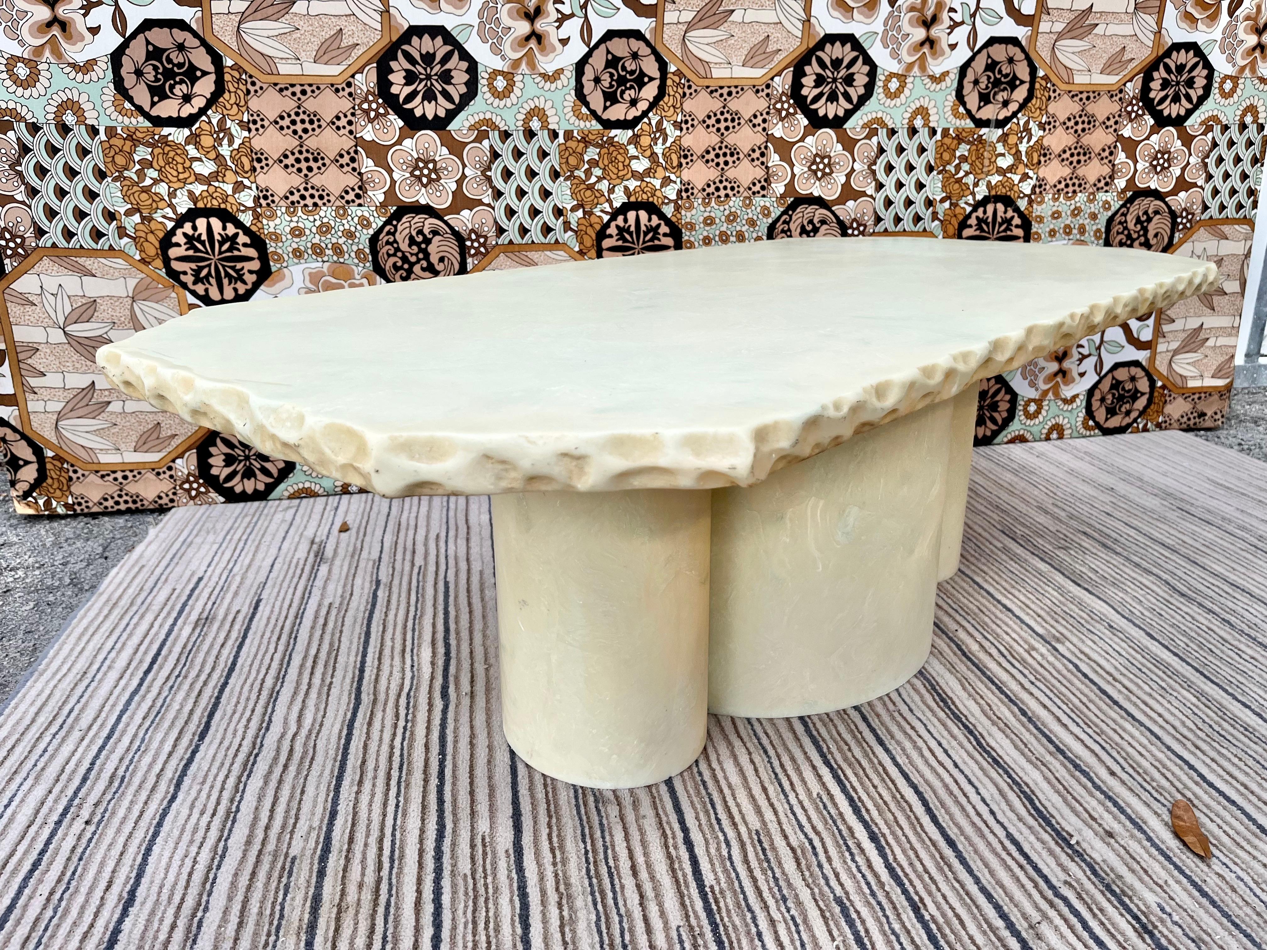 Mesa de centro postmoderna de resina de imitación de mármol hecha a mano de los años 80 Estadounidense en venta