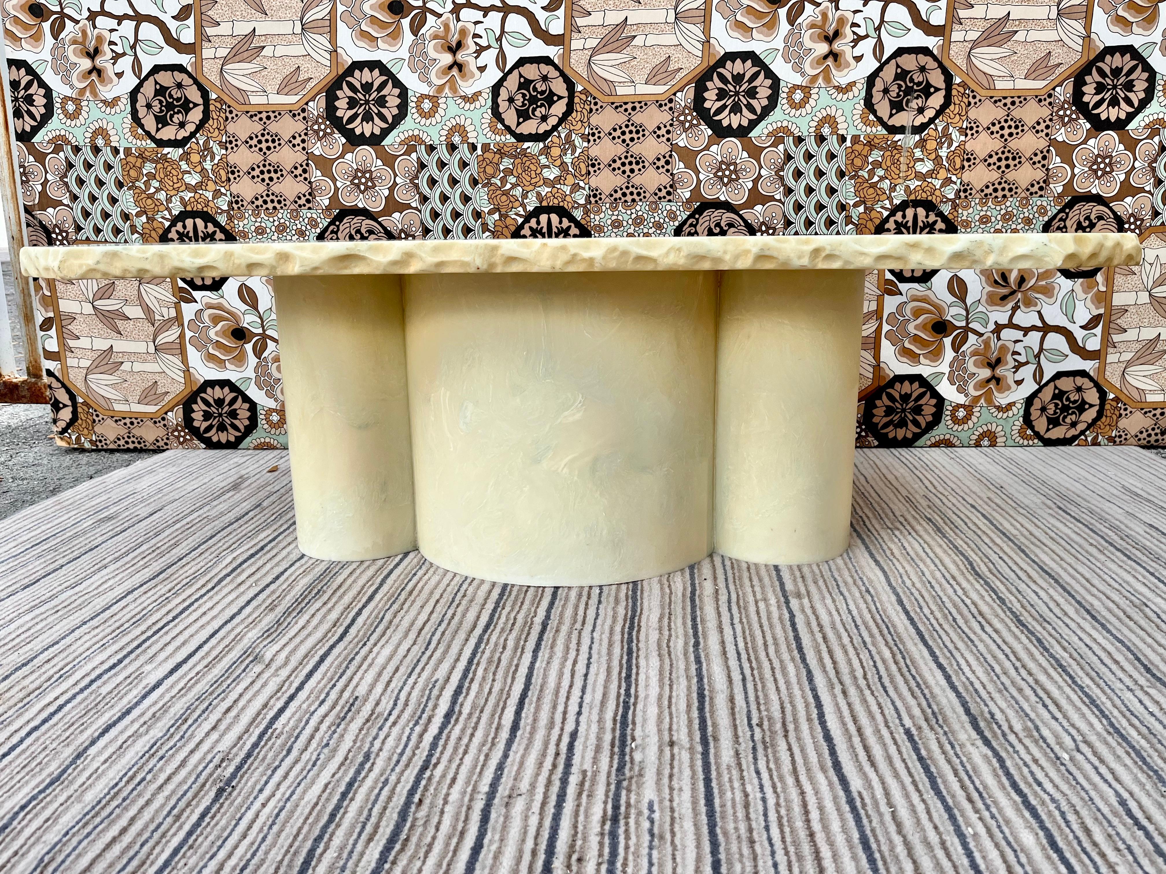 Mesa de centro postmoderna de resina de imitación de mármol hecha a mano de los años 80 finales del siglo XX en venta