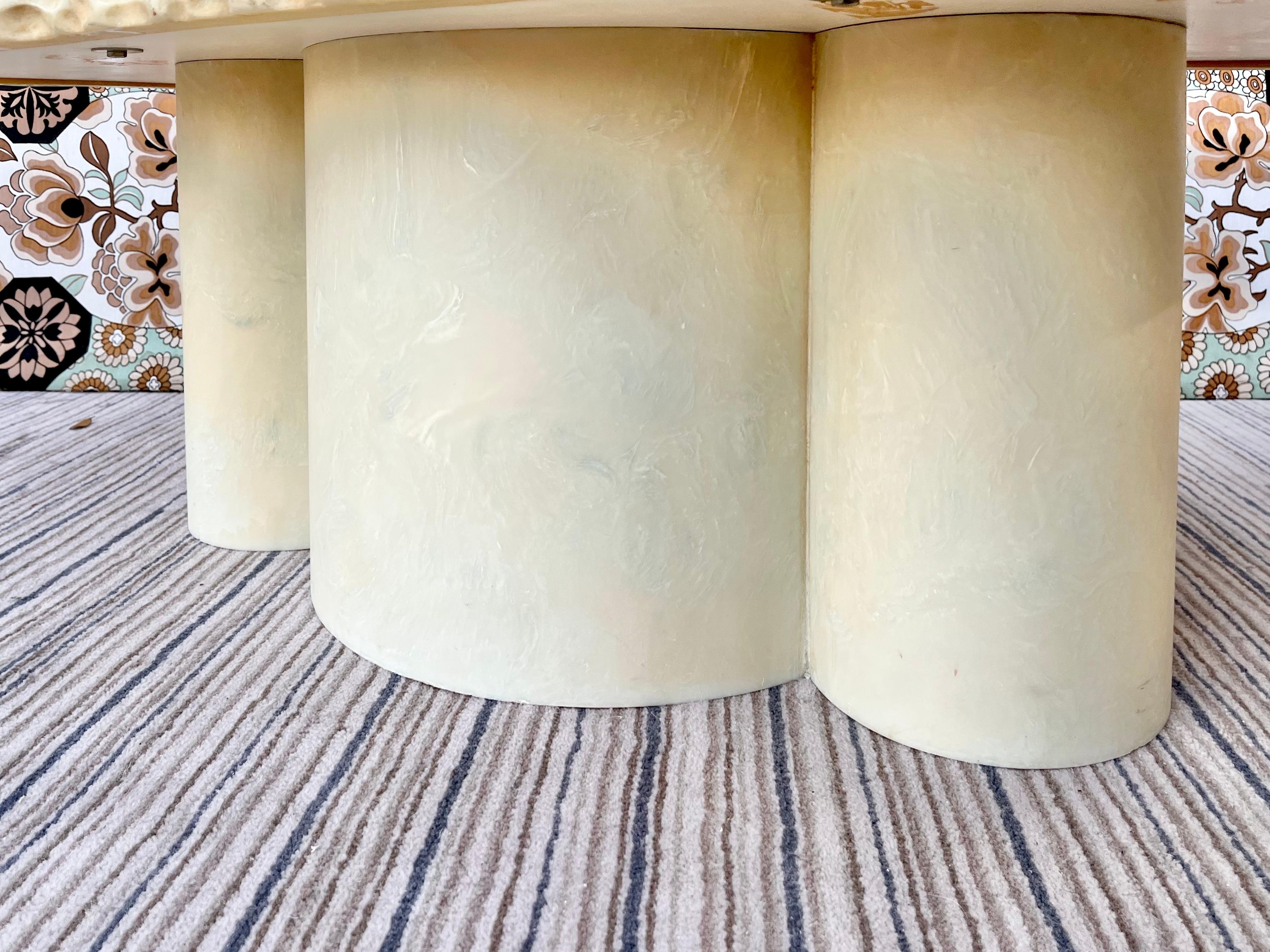 Table basse postmoderne en résine et faux marbre des années 1980, fabriquée à la main en vente 1