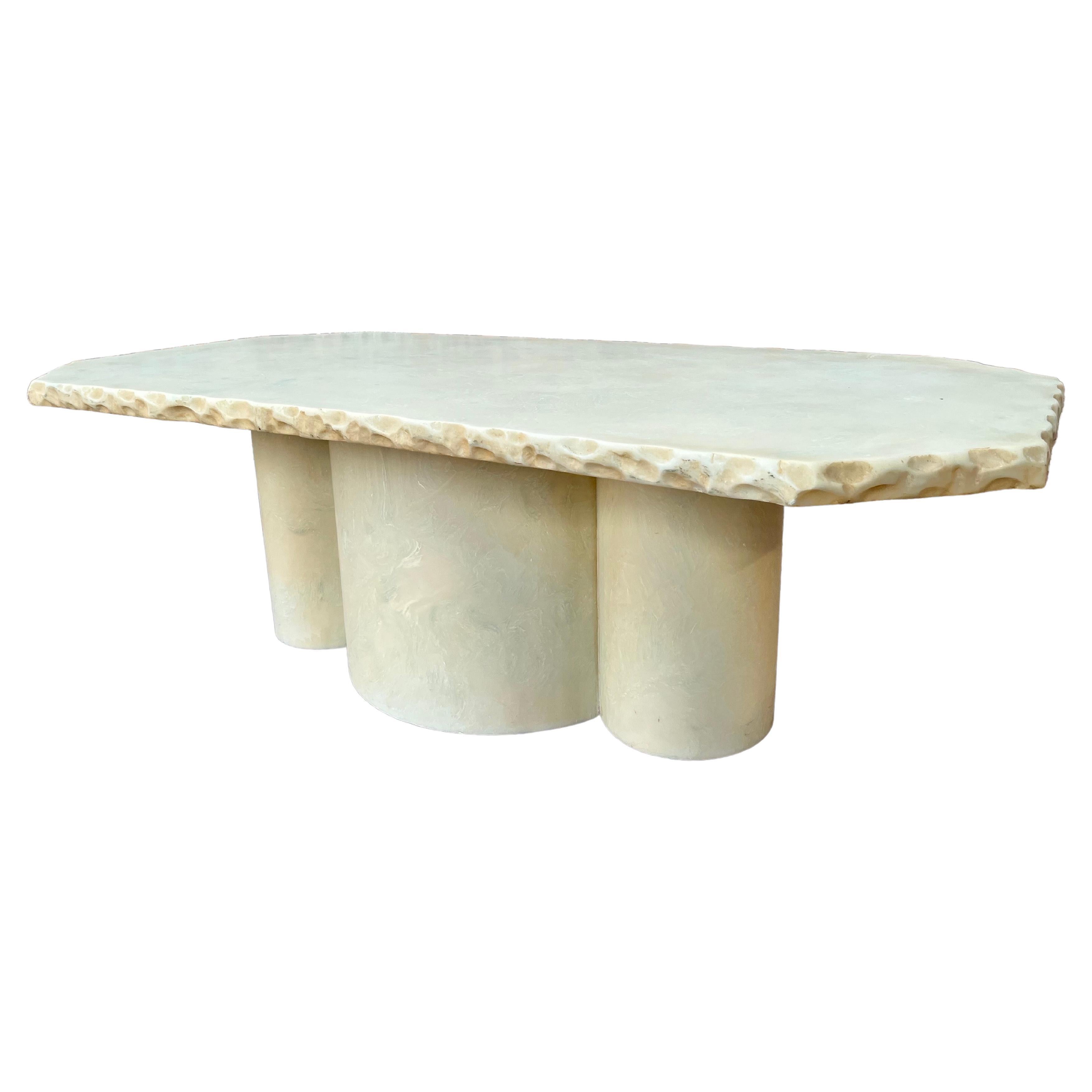 Table basse postmoderne en résine et faux marbre des années 1980, fabriquée à la main en vente