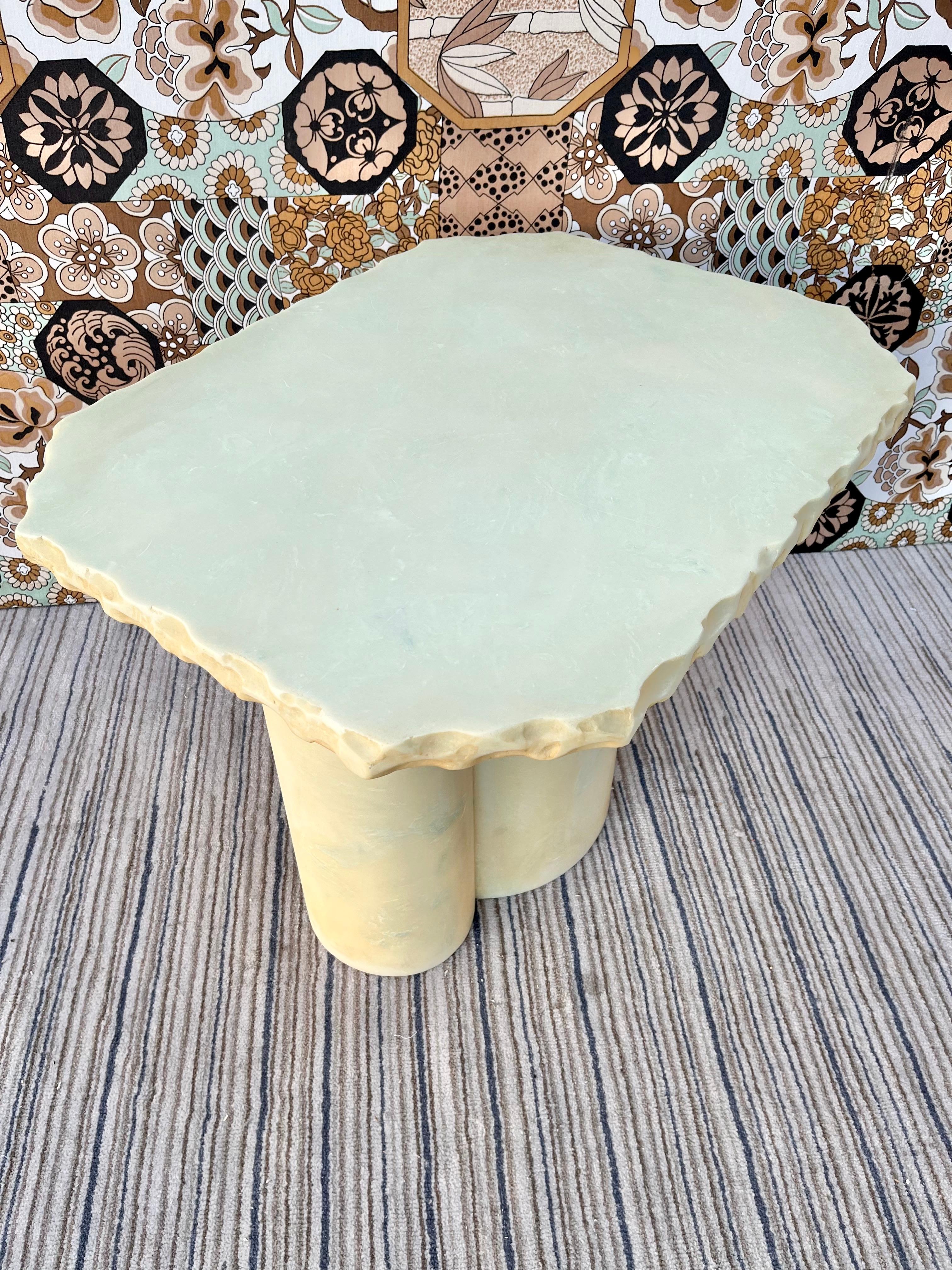 Late 20th century postmodern faux marble resin side table. Circa 1980s
Probably one of a kind, this handcrafted this side table features a green-yellowish tones marbleized appearance with raw or rough edges all around. The top is bolted to a smooth