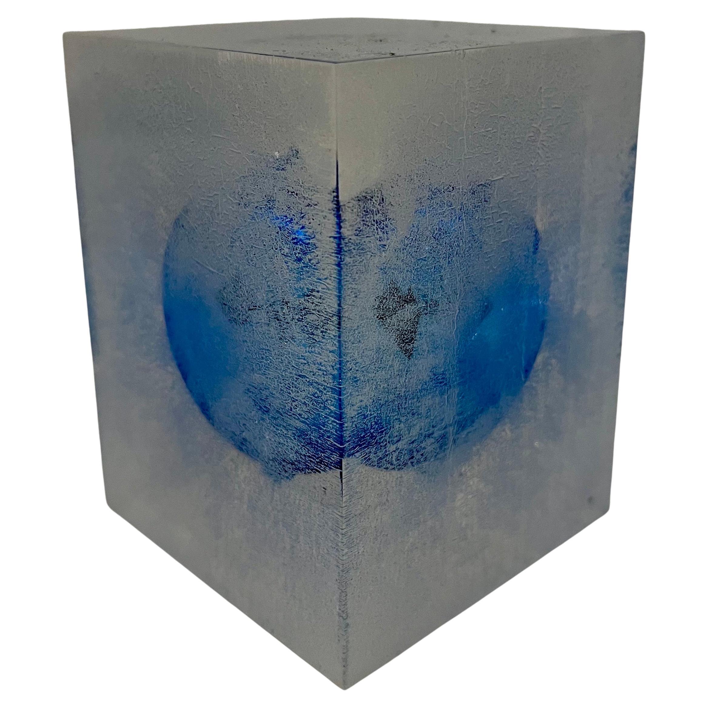 Rara scultura cinetica: un cubo di lucite con radiometro e finitura smerigliata, all'interno un radiometro di vetro blu che quando la luce o il sole lo attraversa inizia a ruotare. Un pezzo unico e bellissimo, del 1980 circa.