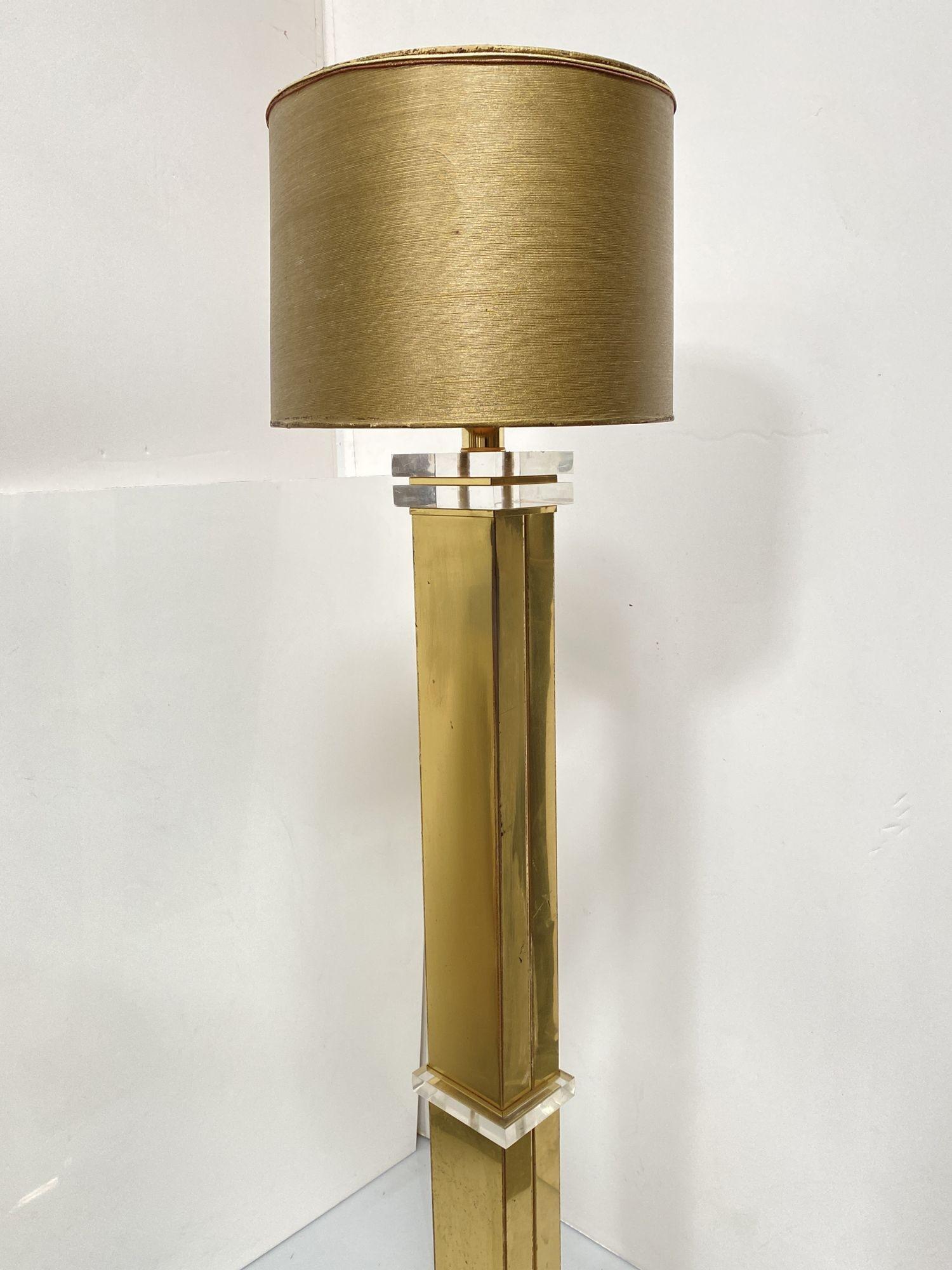 Nord-américain Lampadaire moderne en acrylique et laiton Lucite, vers 1970 en vente