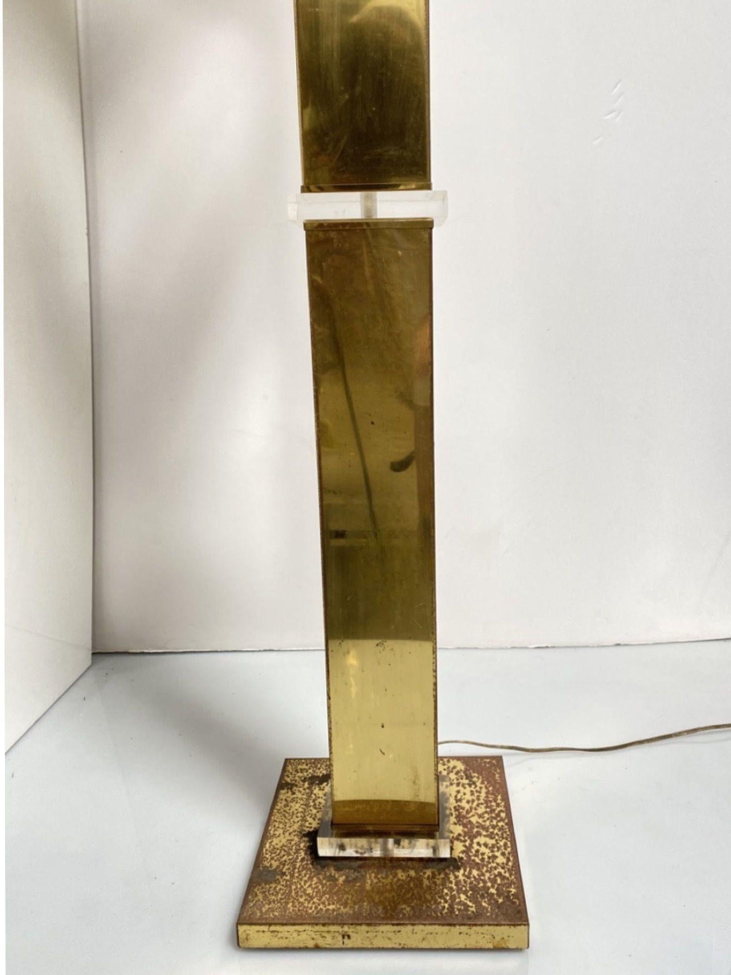 Fin du 20e siècle Lampadaire moderne en acrylique et laiton Lucite, vers 1970 en vente