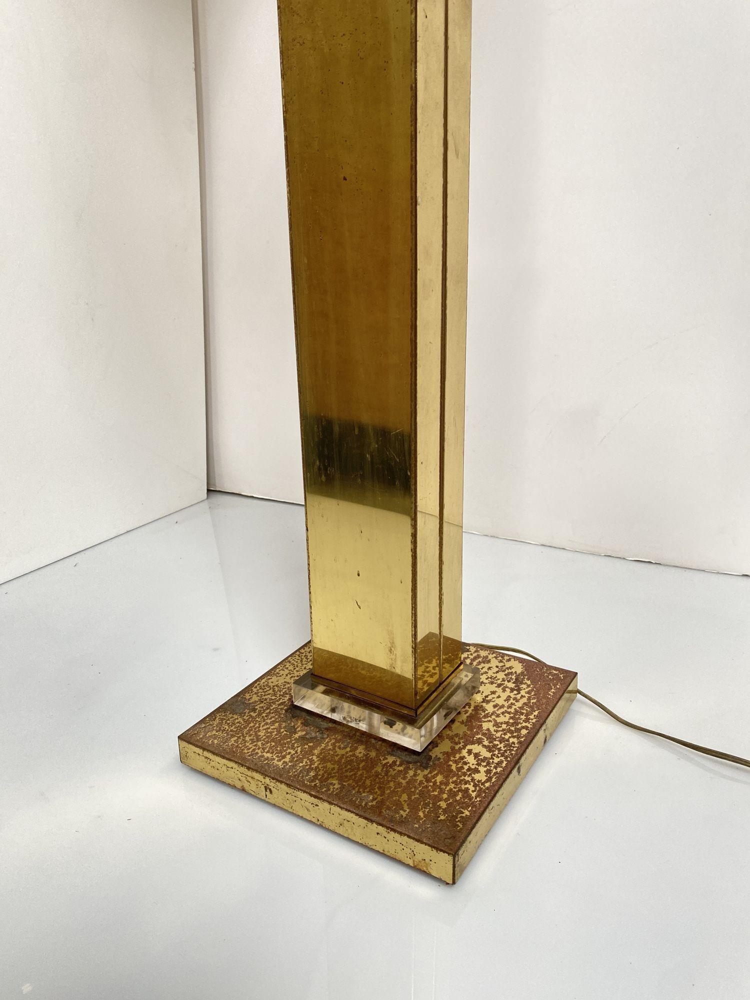 Métal Lampadaire moderne en acrylique et laiton Lucite, vers 1970 en vente