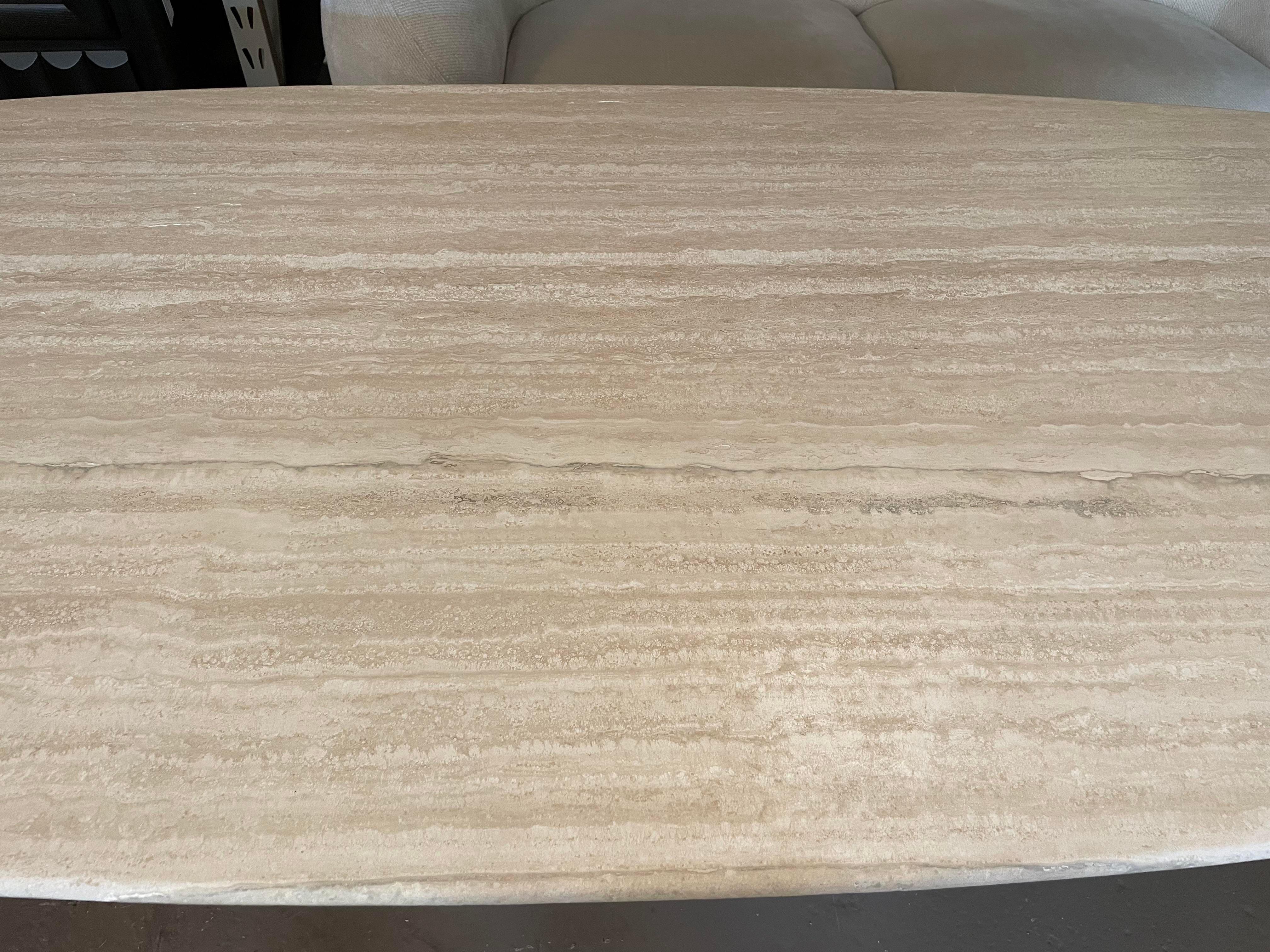 Postmoderne Table à manger postmoderne en travertin adouci des années 1980 en vente