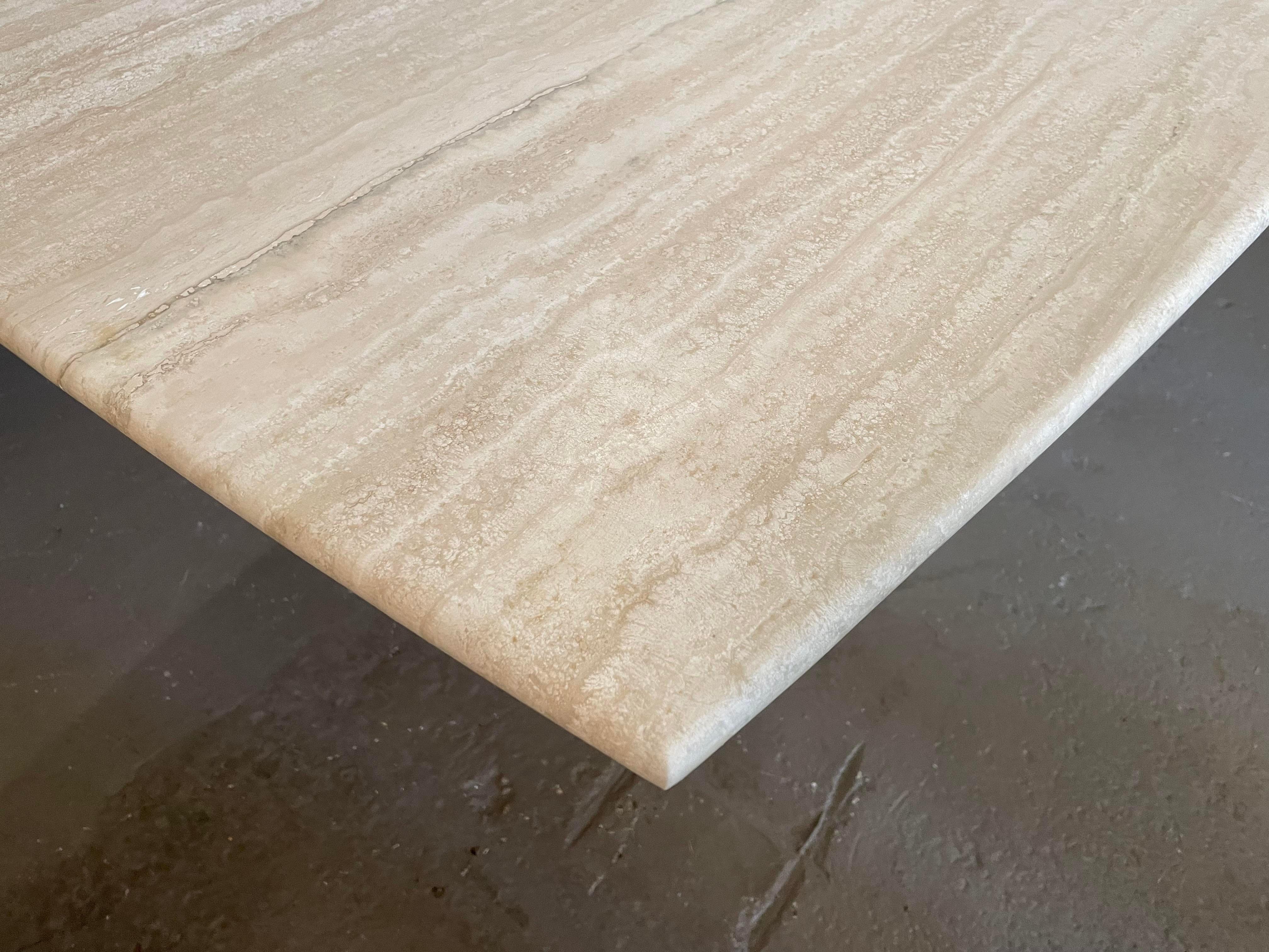 Fin du 20e siècle Table à manger postmoderne en travertin adouci des années 1980 en vente