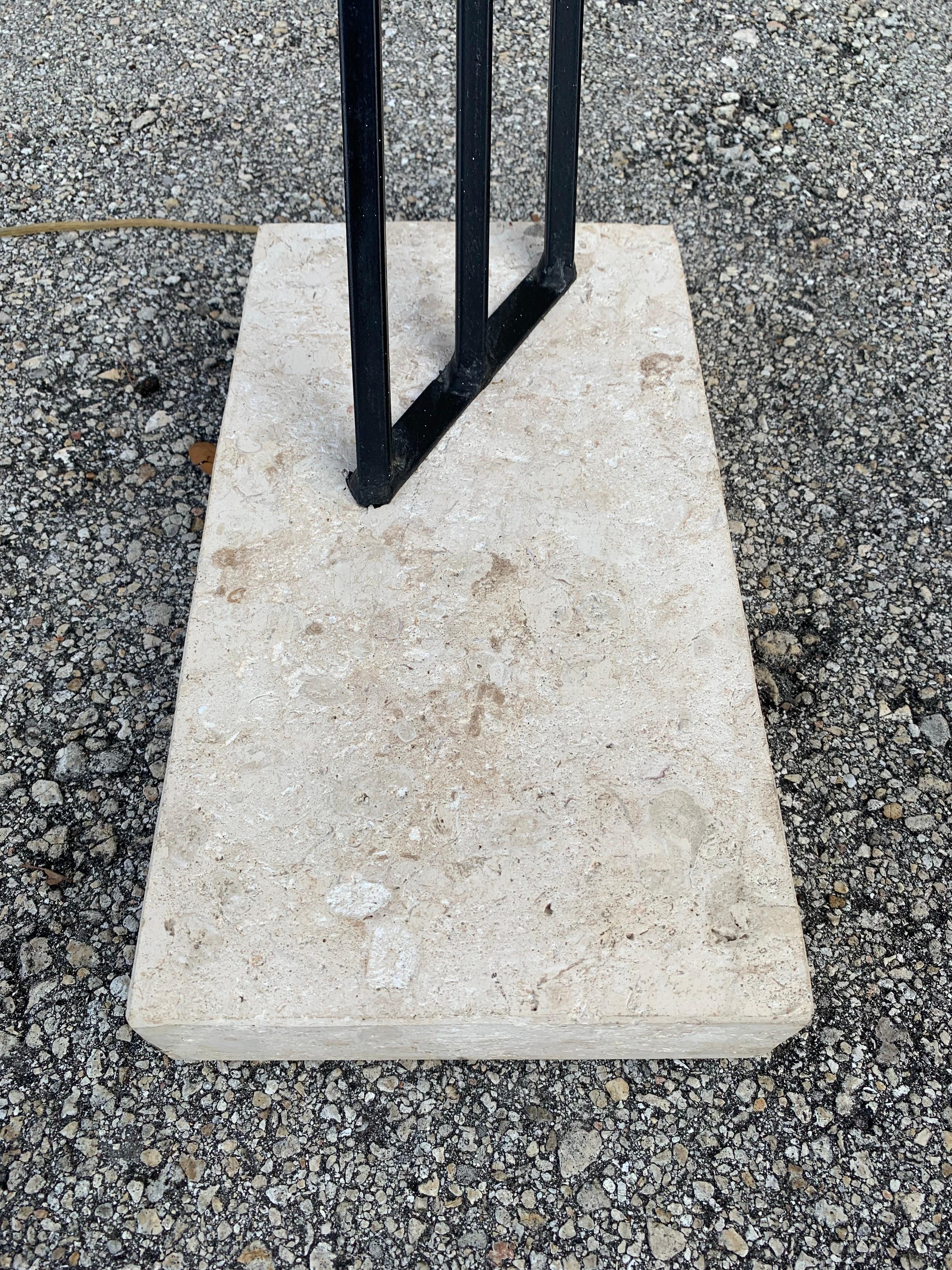 Lámpara de pie en voladizo de hierro y piedra postmoderna de los años 80 Norteamericano en venta