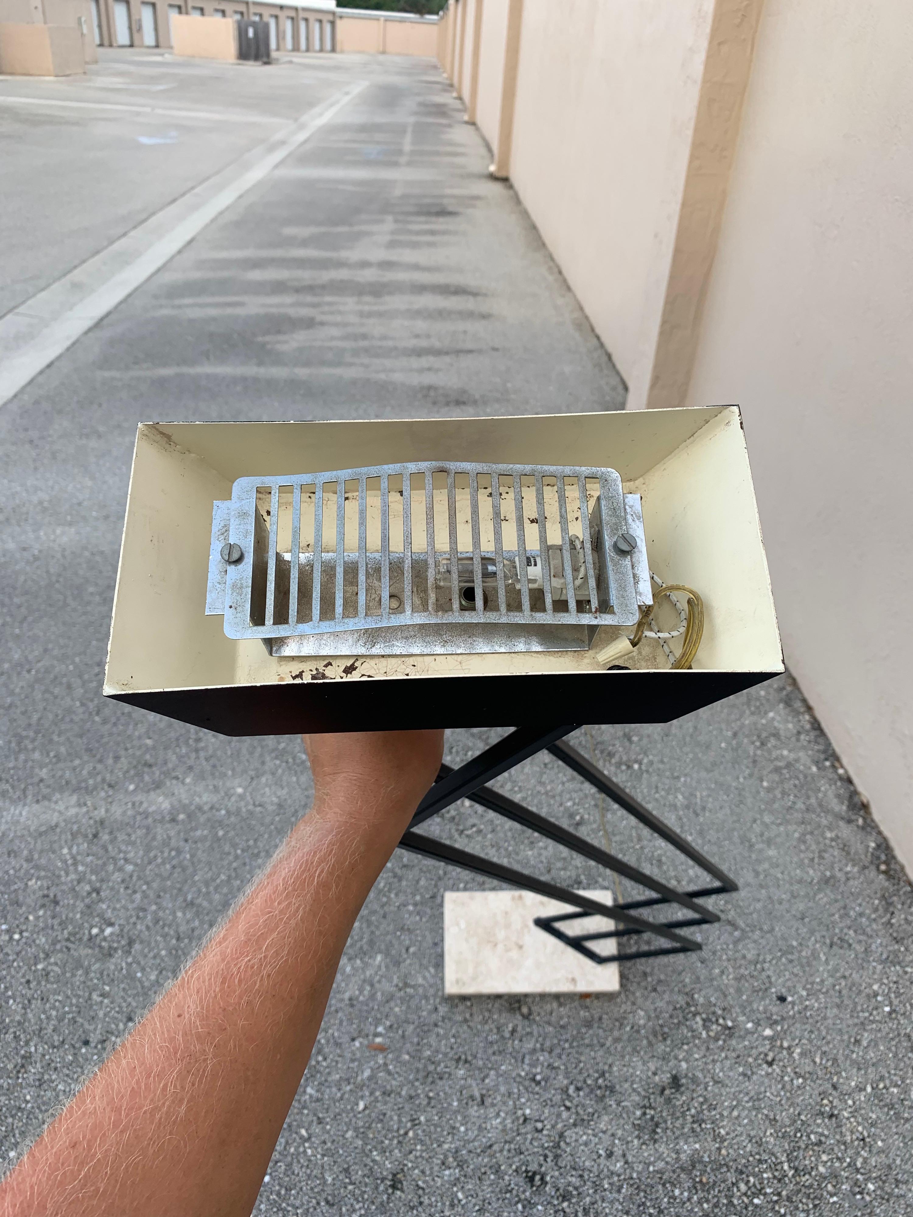 Lámpara de pie en voladizo de hierro y piedra postmoderna de los años 80 en Bastante bueno estado para la venta en Boynton Beach, FL