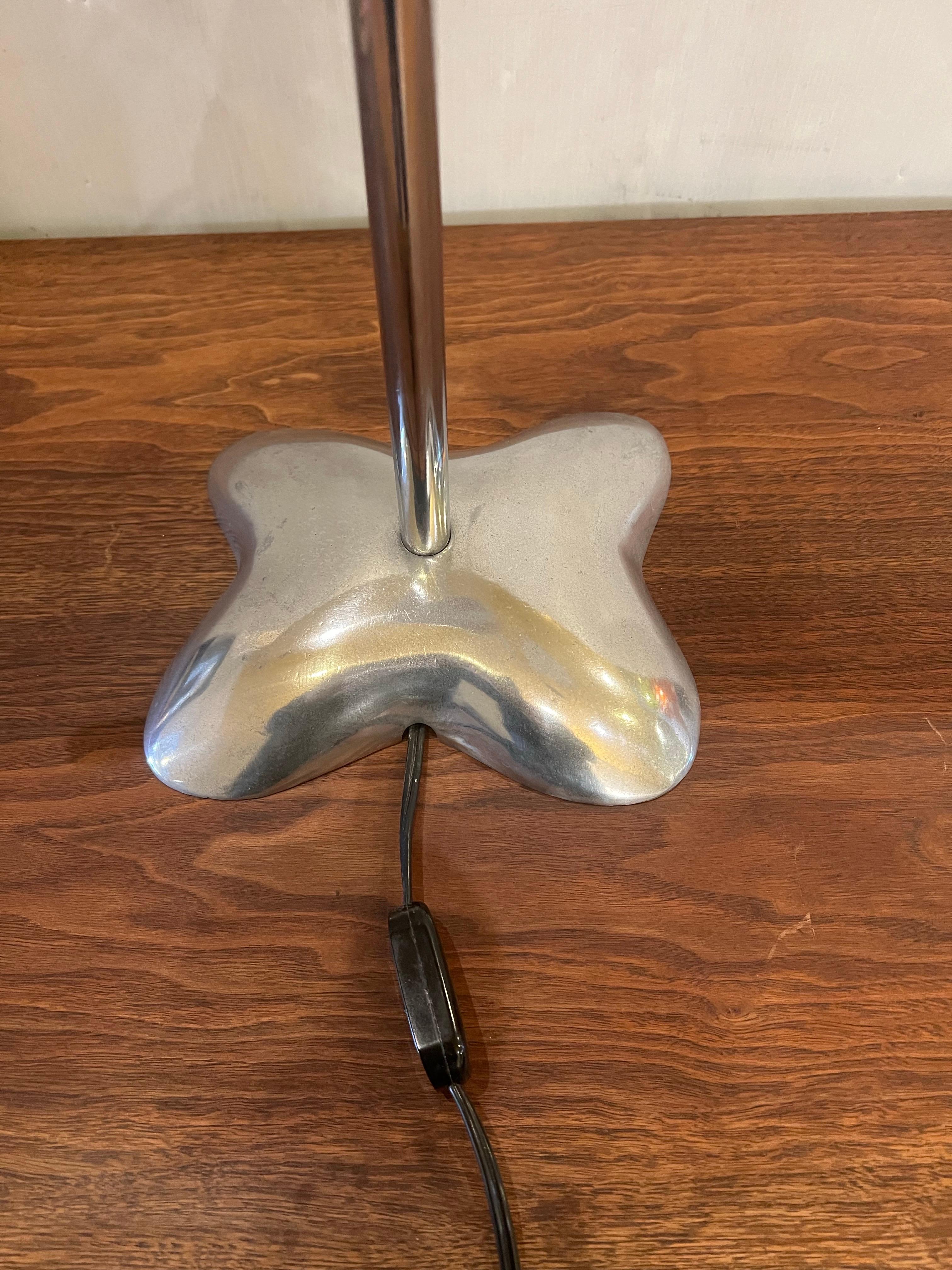 Lampe de bureau italienne postmoderne des années 1980 par Vetri avec abat-jour en chrome et verre en vente 4