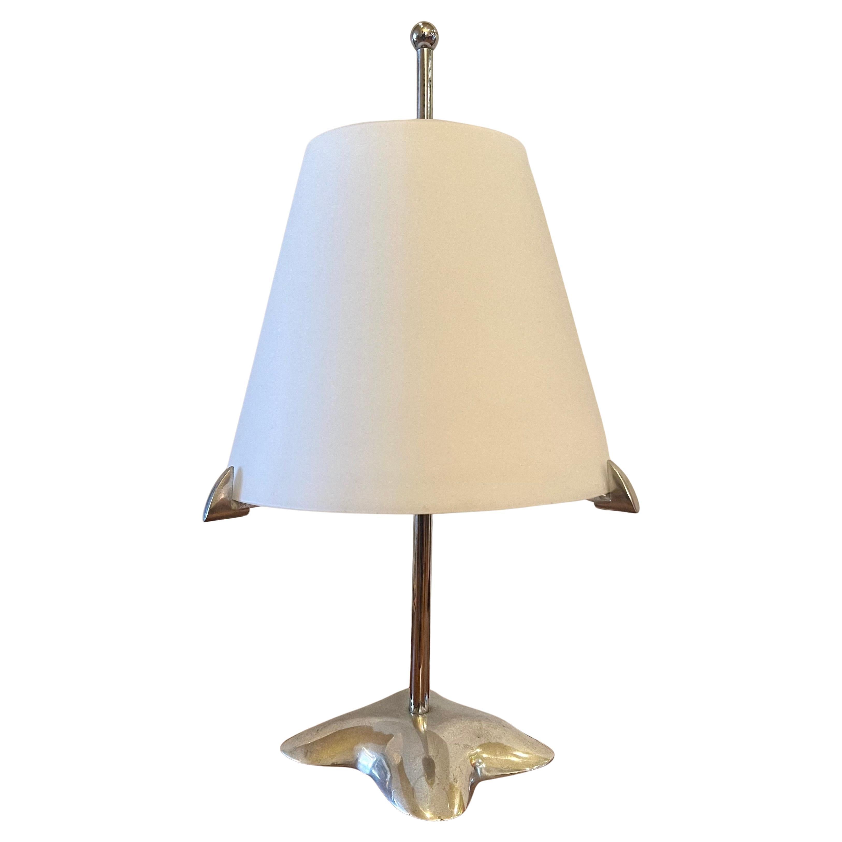 Majestic unique et très rare lampe postmoderne en finition chrome poli avec abat-jour en verre un design rare et unique dans le style de Phillipe Starck.