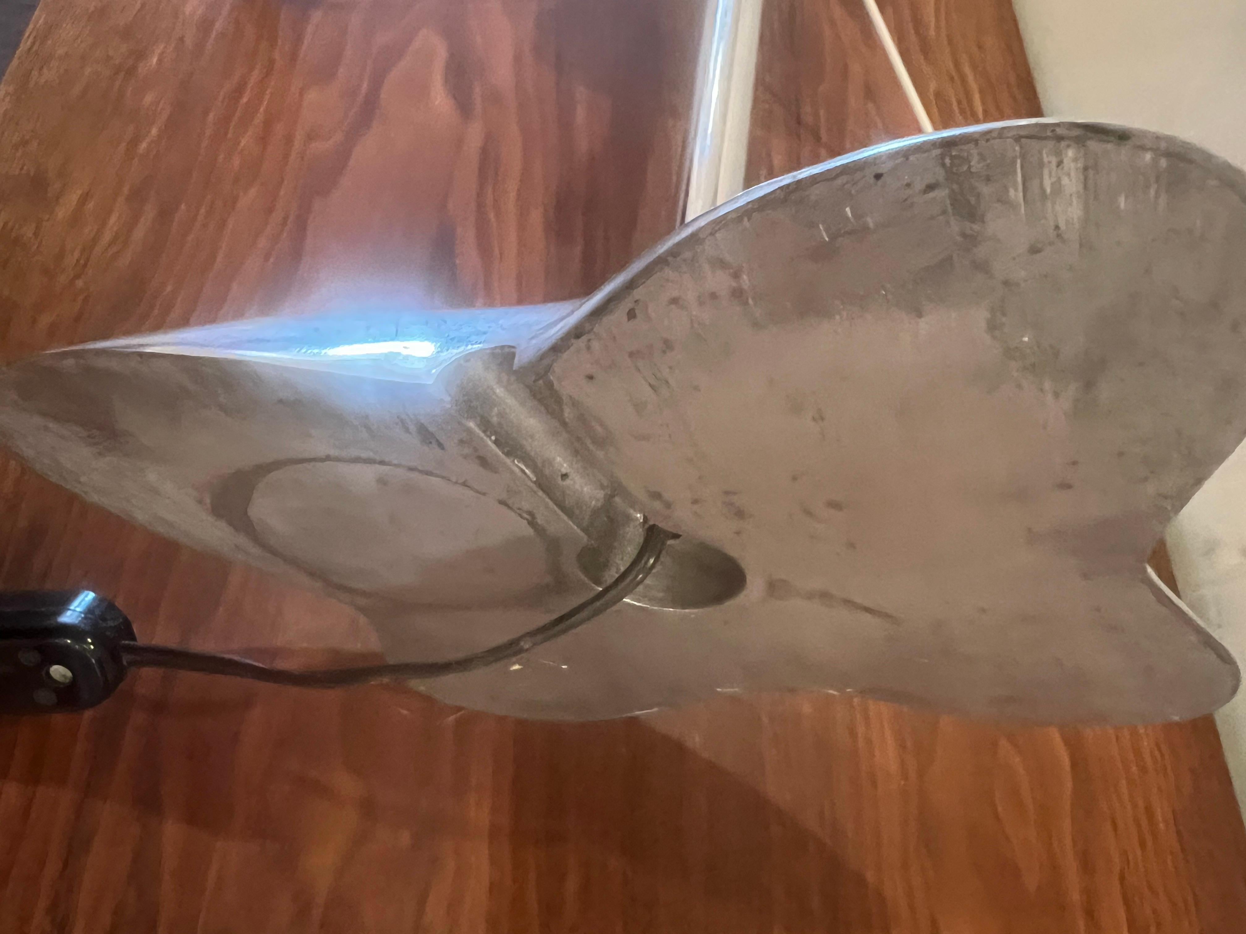 Postmoderne Lampe de bureau italienne postmoderne des années 1980 par Vetri avec abat-jour en chrome et verre en vente
