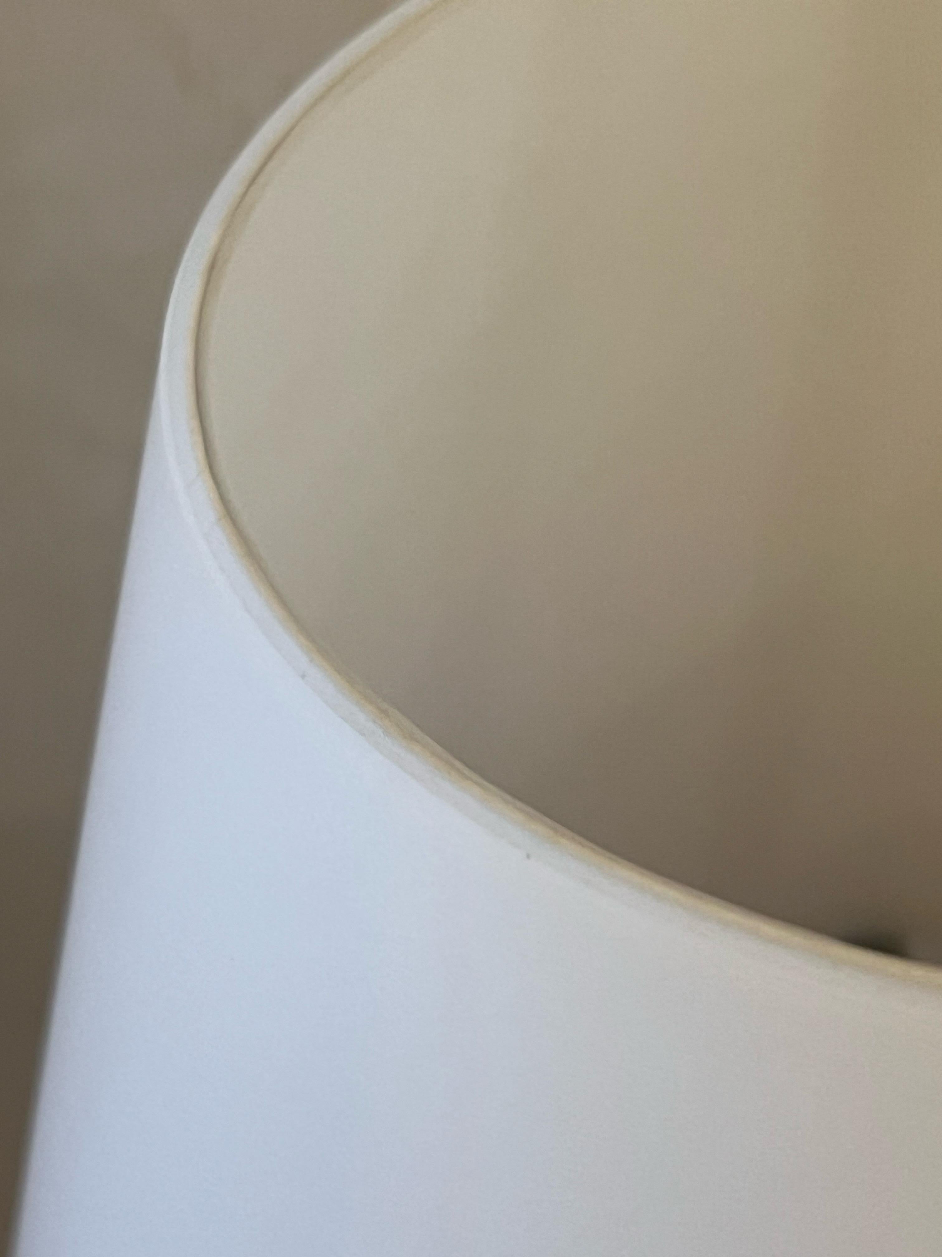 Verre Lampe de bureau italienne postmoderne des années 1980 par Vetri avec abat-jour en chrome et verre en vente