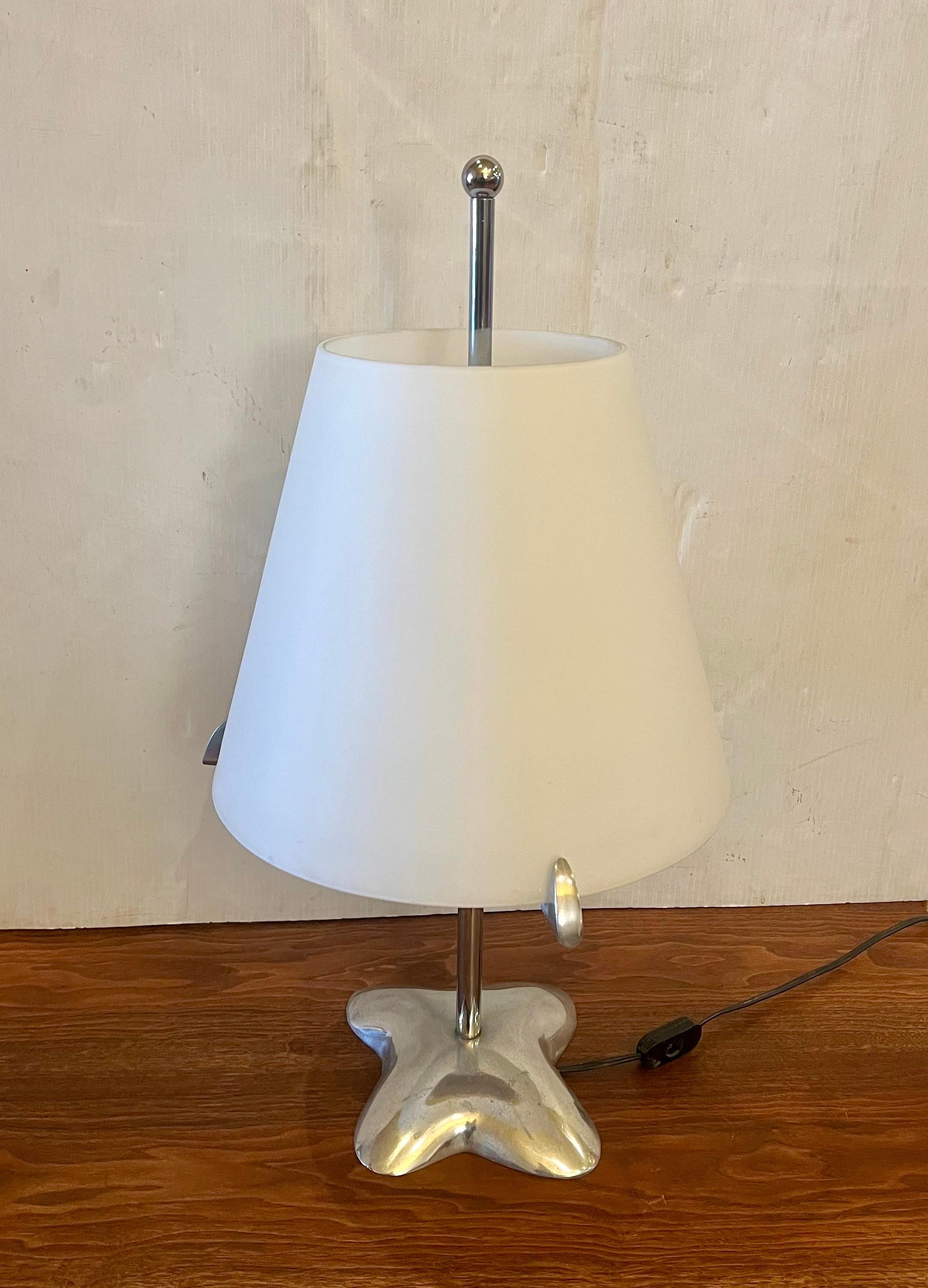 Lampe de bureau italienne postmoderne des années 1980 par Vetri avec abat-jour en chrome et verre en vente 1