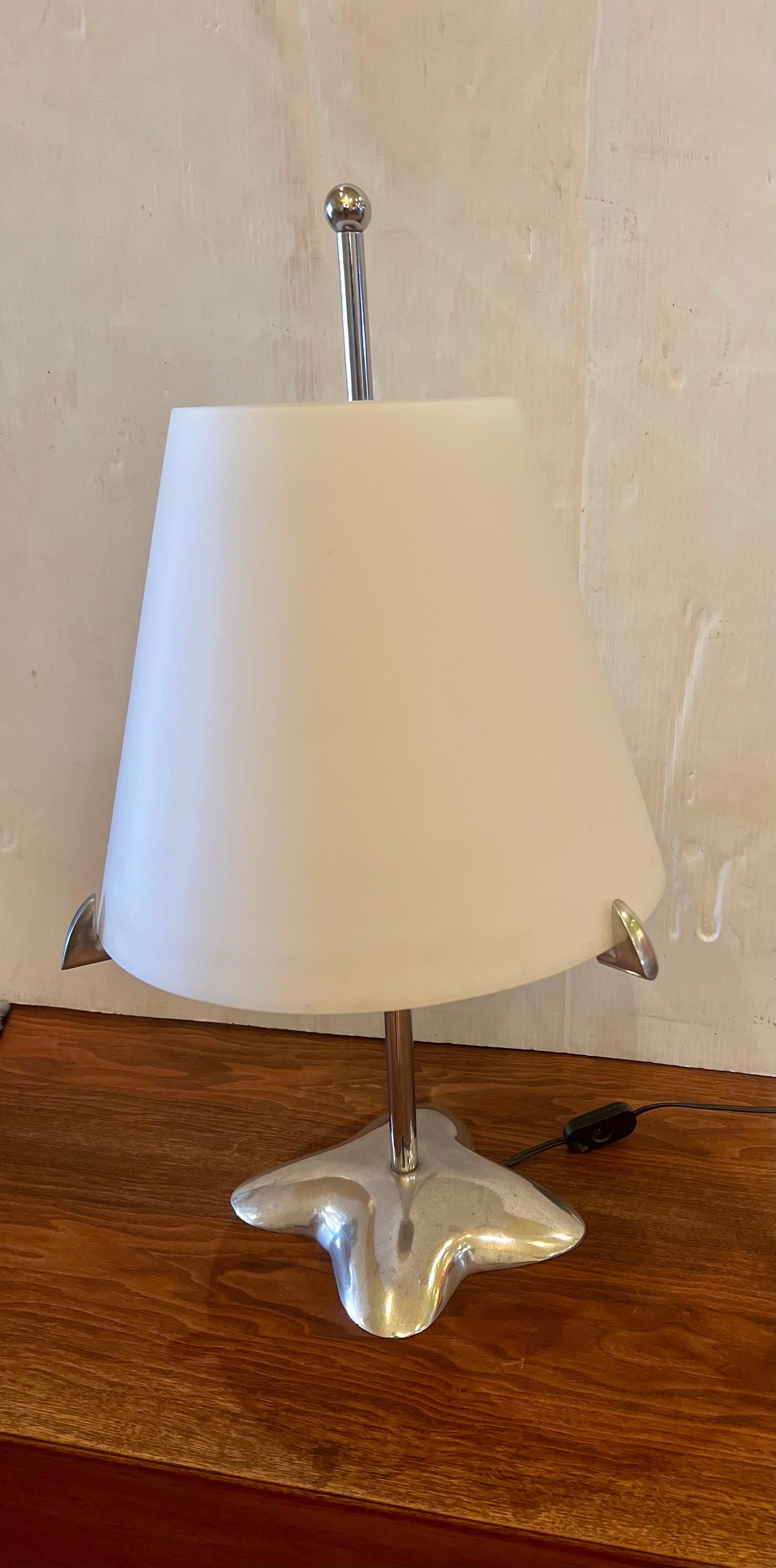 Lampe de bureau italienne postmoderne des années 1980 par Vetri avec abat-jour en chrome et verre en vente 2