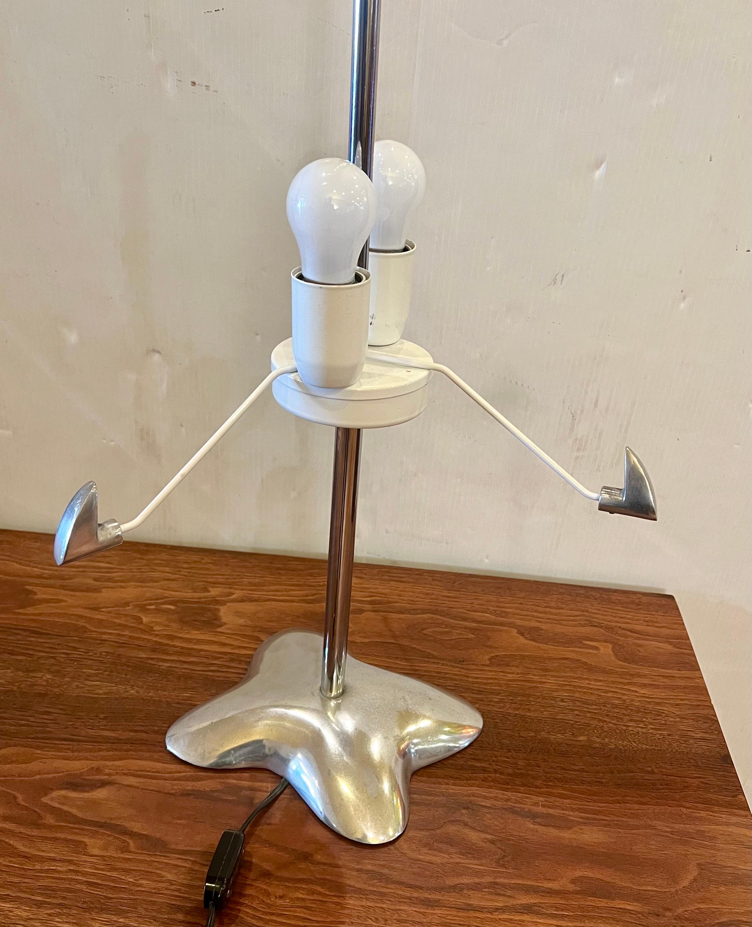 Lampe de bureau italienne postmoderne des années 1980 par Vetri avec abat-jour en chrome et verre en vente 3