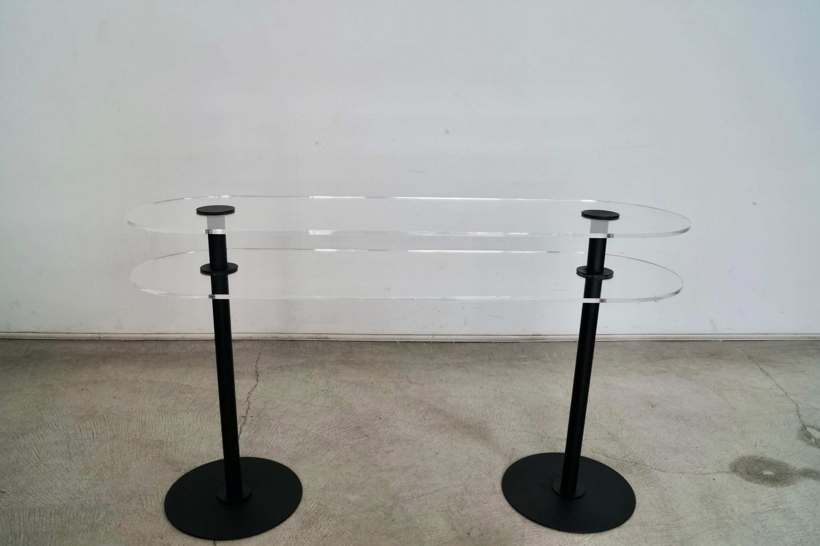 Vintage 1980's Post Modern Konsolentisch zu verkaufen. Sehr seltener und ungewöhnlicher italienischer Tisch aus dickem Lucite und schwarzem Sockel aus Metall. Sehr seltener Tisch, der als Eingangstisch oder Medienkonsole verwendet werden kann. Ein