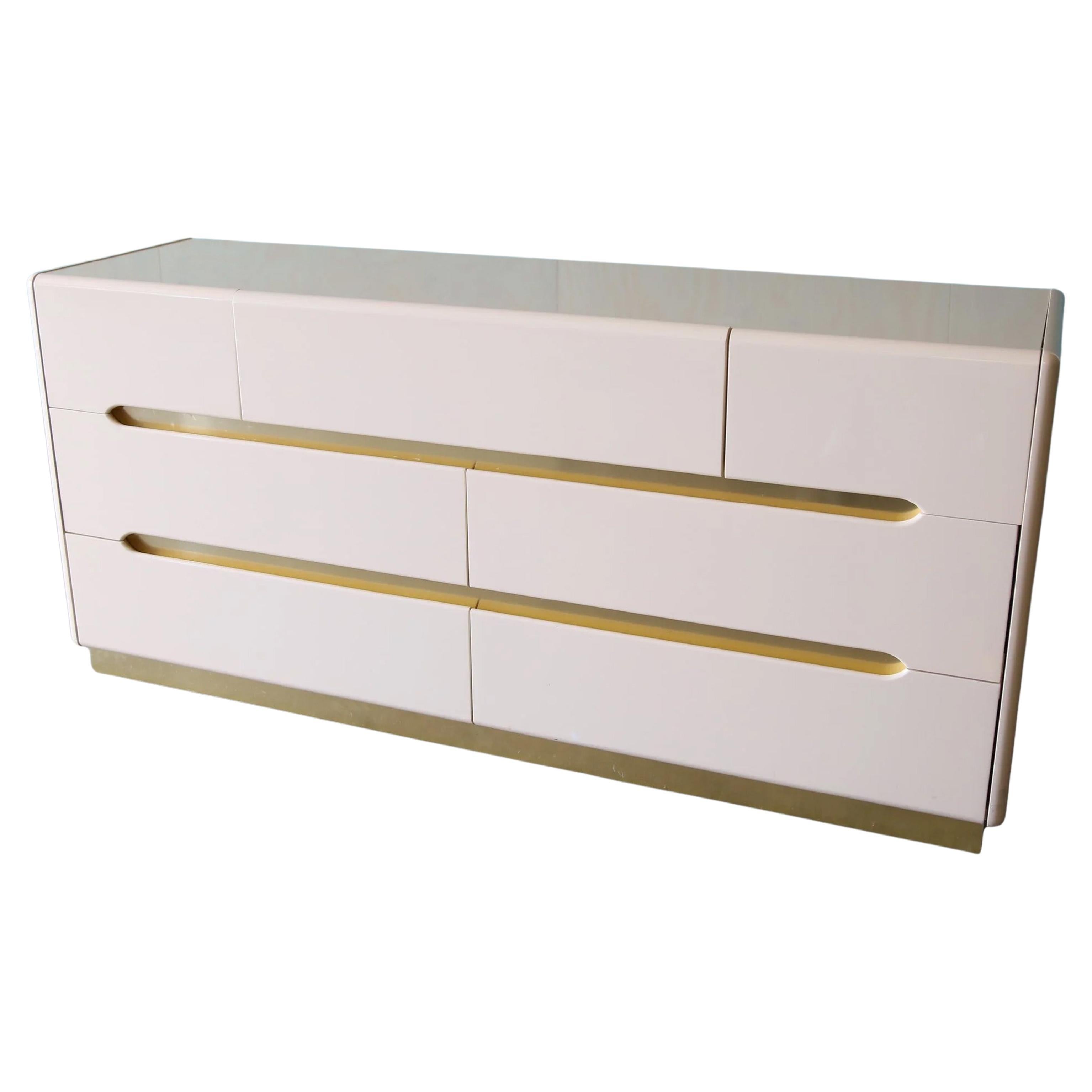 1980er Postmoderne italienische Emaille-Lack-Messing-Kommode möglicherweise Lane
s im Angebot