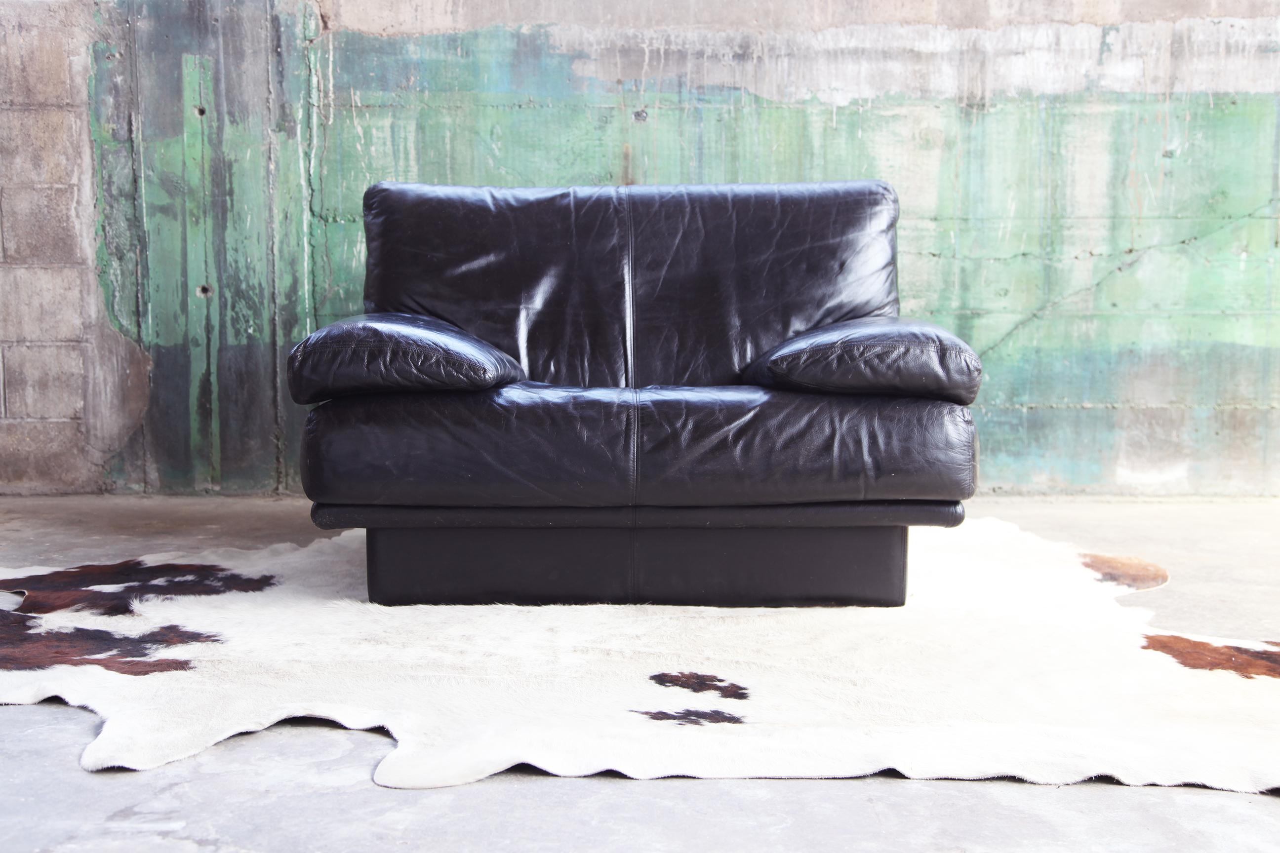 Dies ist ein Sofa, das sich für Ihr modernes, stilvolles und hochmodernes Ambiente eignet. Die Form ist skulptural und das Leder von phänomenaler Qualität. Die Ledernarbung ist schön, weich, aber dick und sehr bequem. Es gibt viele Orte, an denen