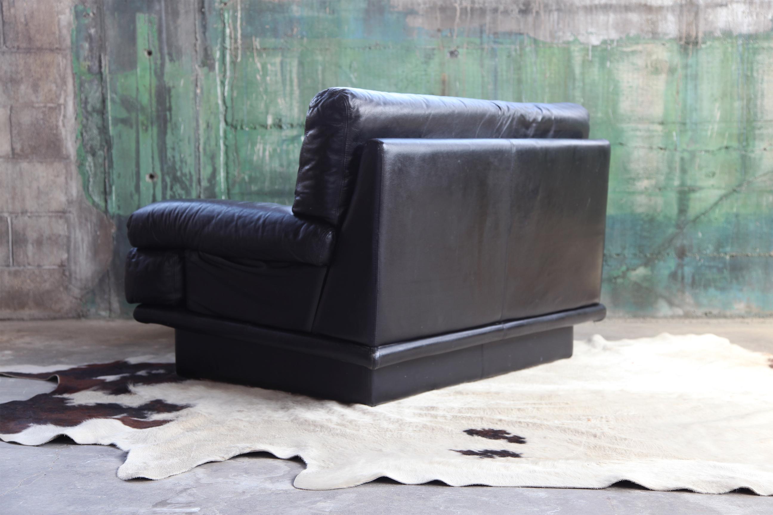 1980s Postmodern Italian Nicoletti Salotti Plinth Baseleather Lounge Chair In Good Condition For Sale In Madison, WI