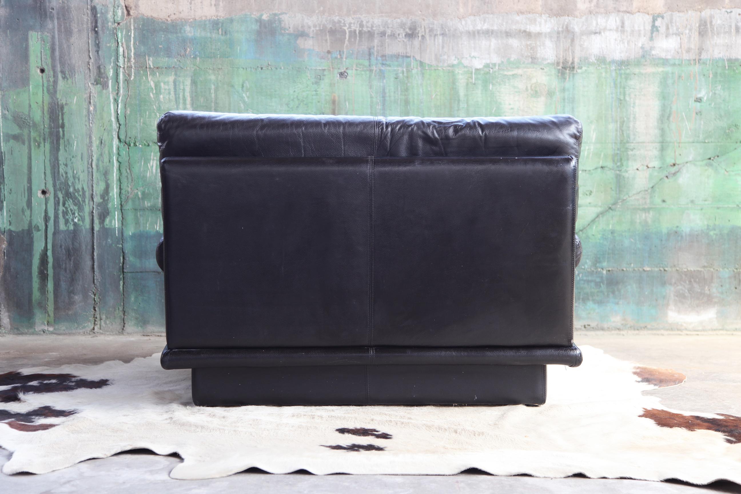 1980s Postmodern Italian Nicoletti Salotti Plinth Baseleather Lounge Chair For Sale 2