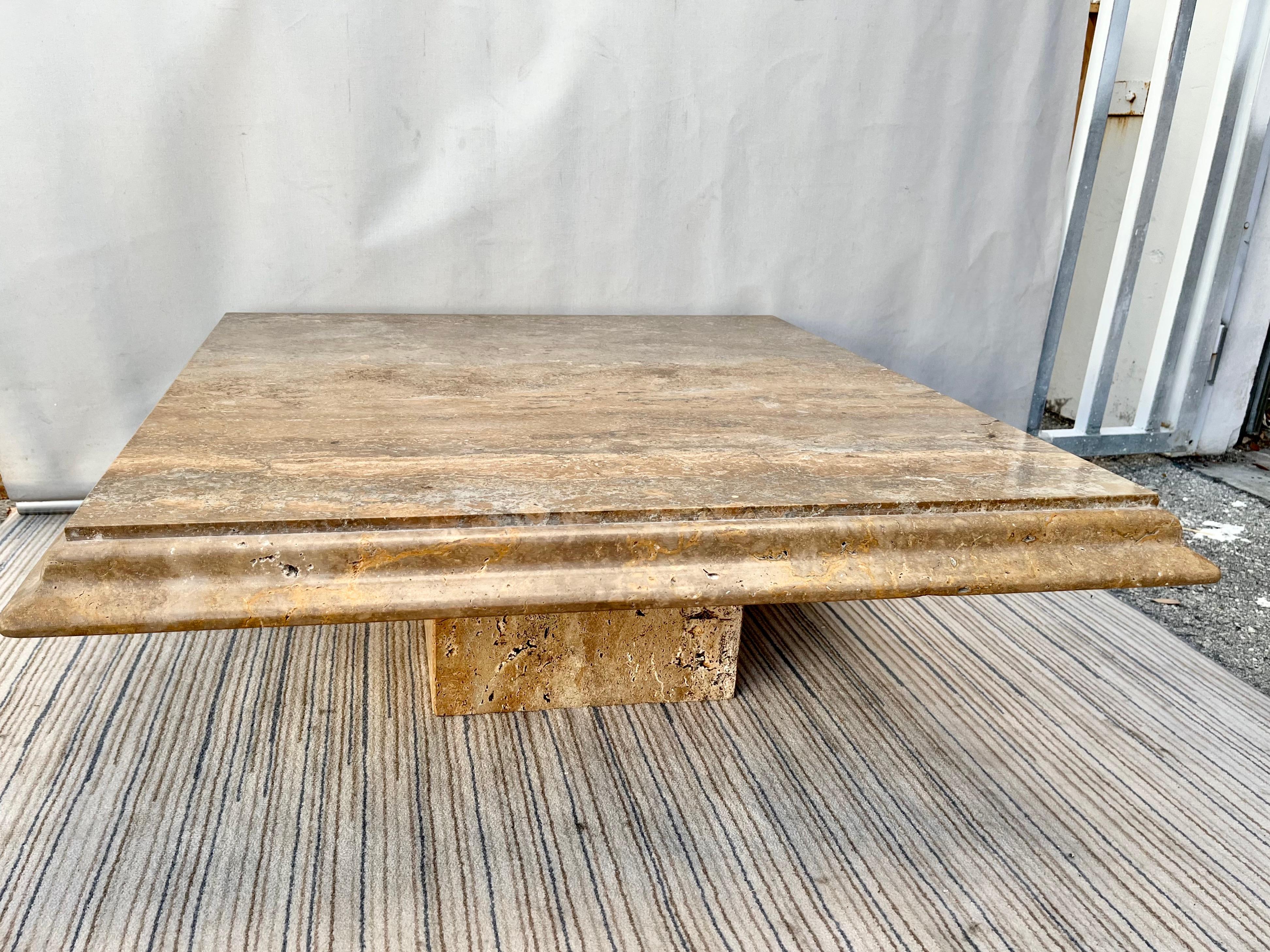 Postmoderne Table basse italienne postmoderne en travertin des années 1980 par Stone Intentional, Italie en vente