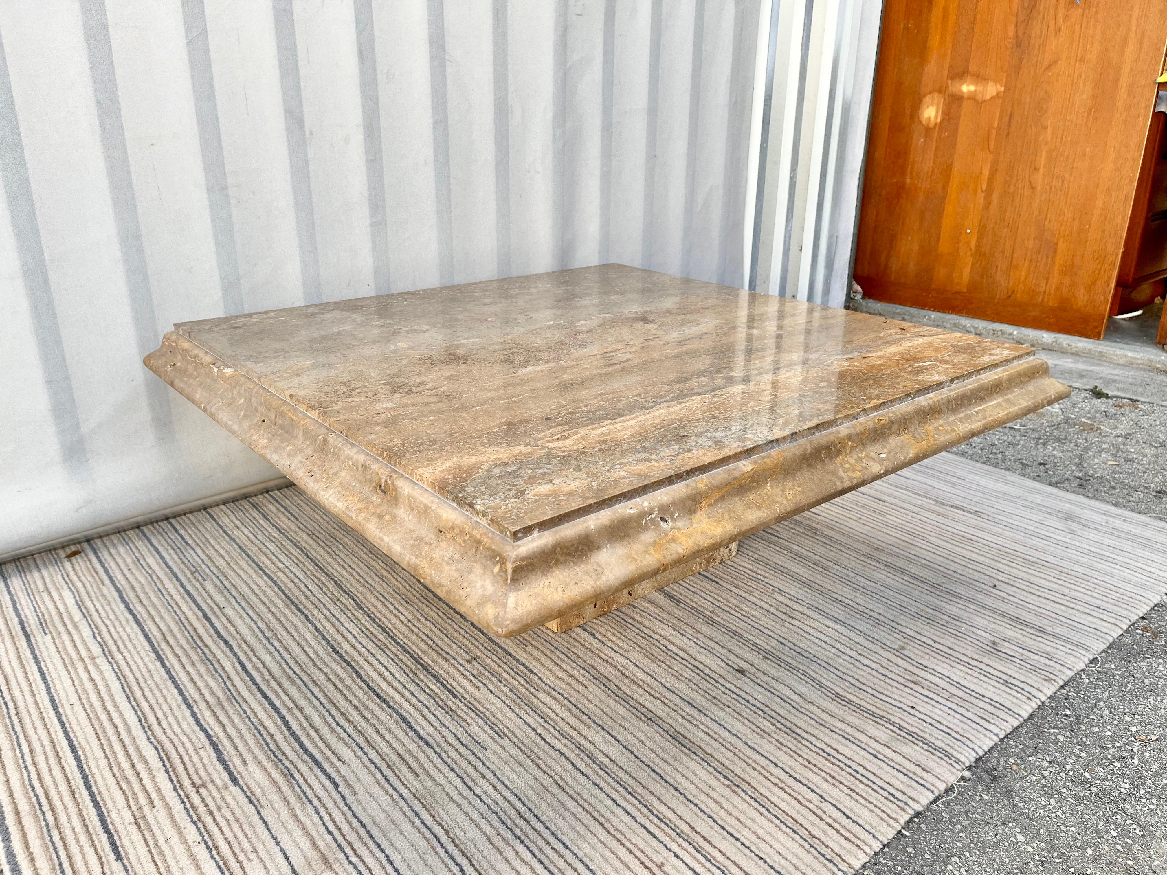 Travertin Table basse italienne postmoderne en travertin des années 1980 par Stone Intentional, Italie en vente