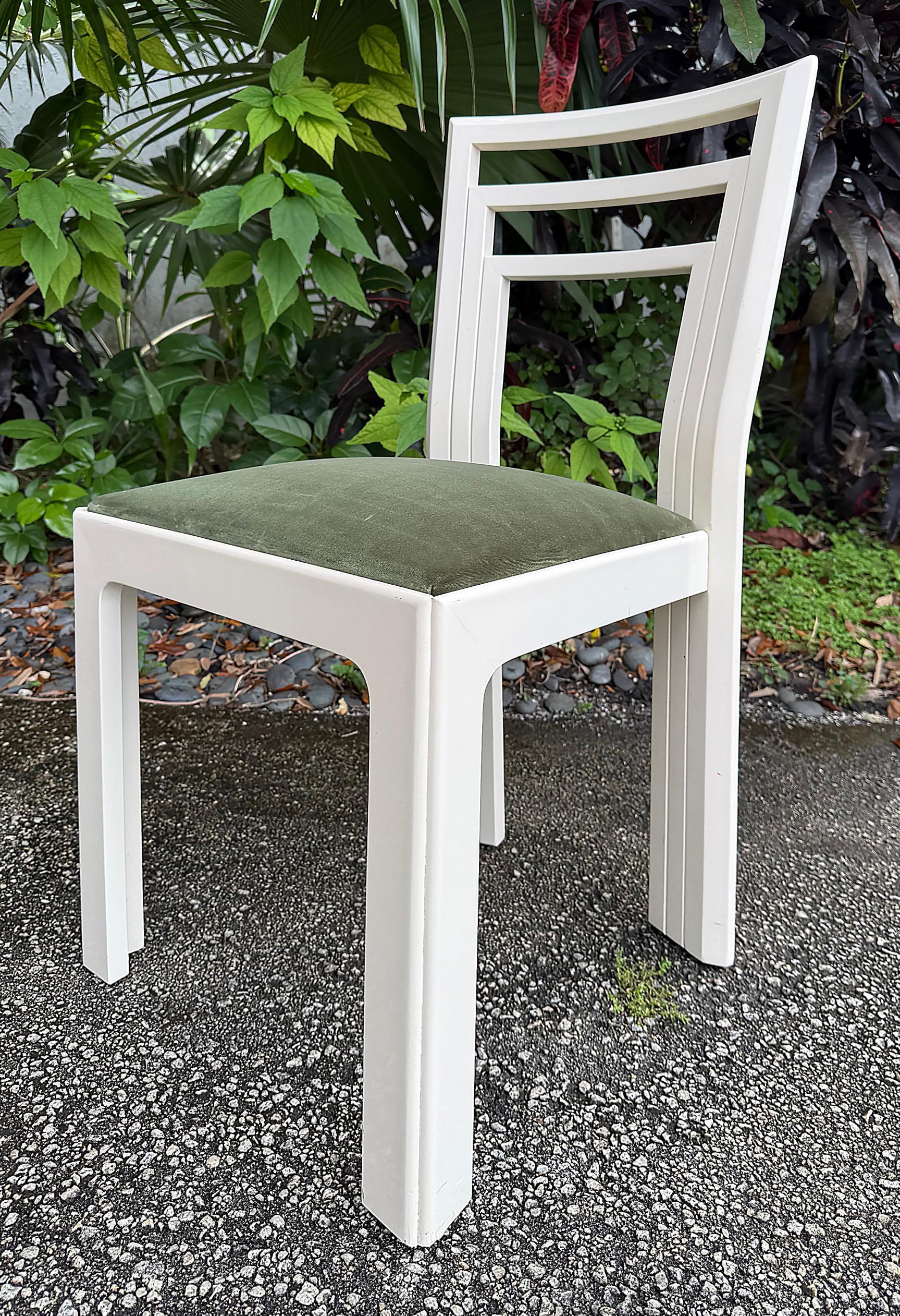 1980er Postmoderne lackierte Esszimmerstühle Neu gepolstert - 4er Set (Nordamerikanisch) im Angebot