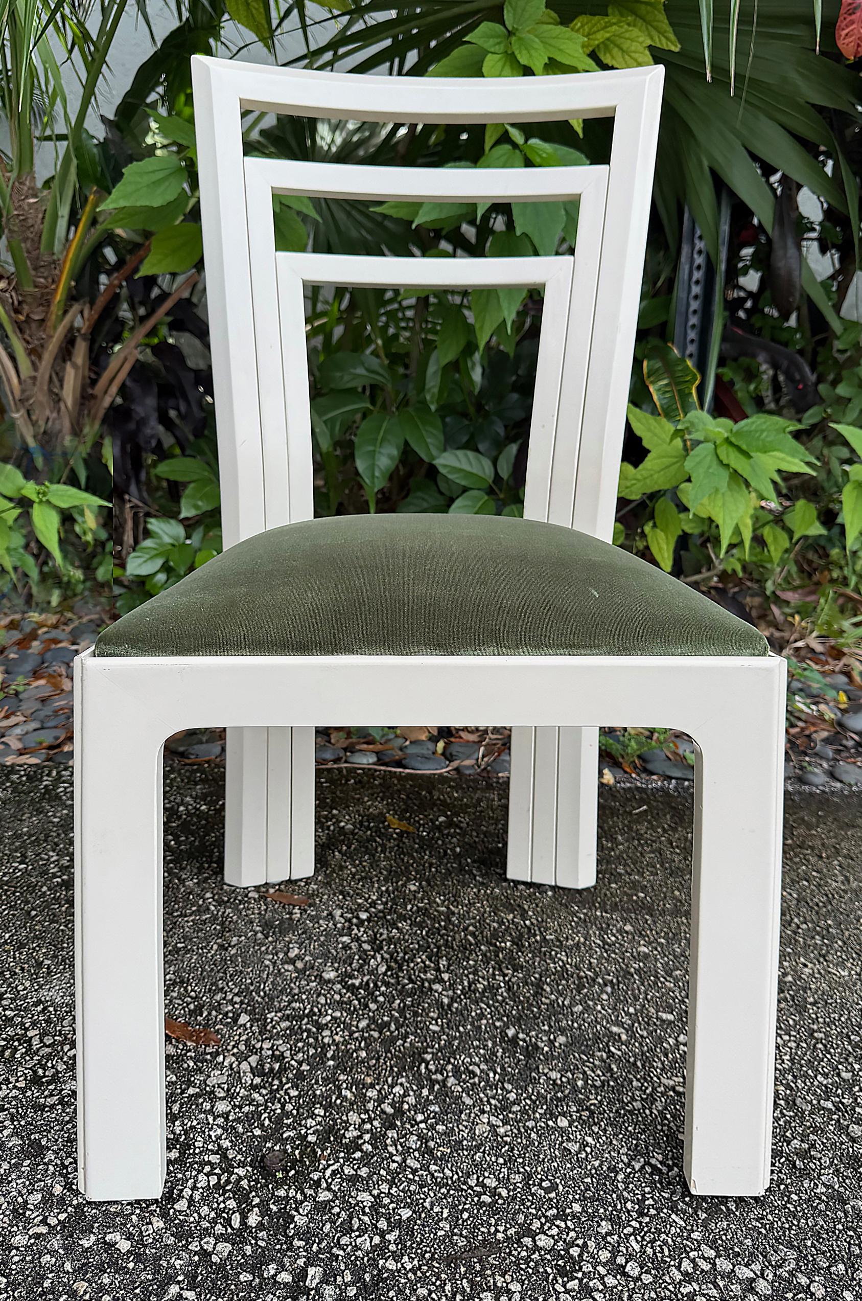 1980er Postmoderne lackierte Esszimmerstühle Neu gepolstert - 4er Set (Lackiert) im Angebot