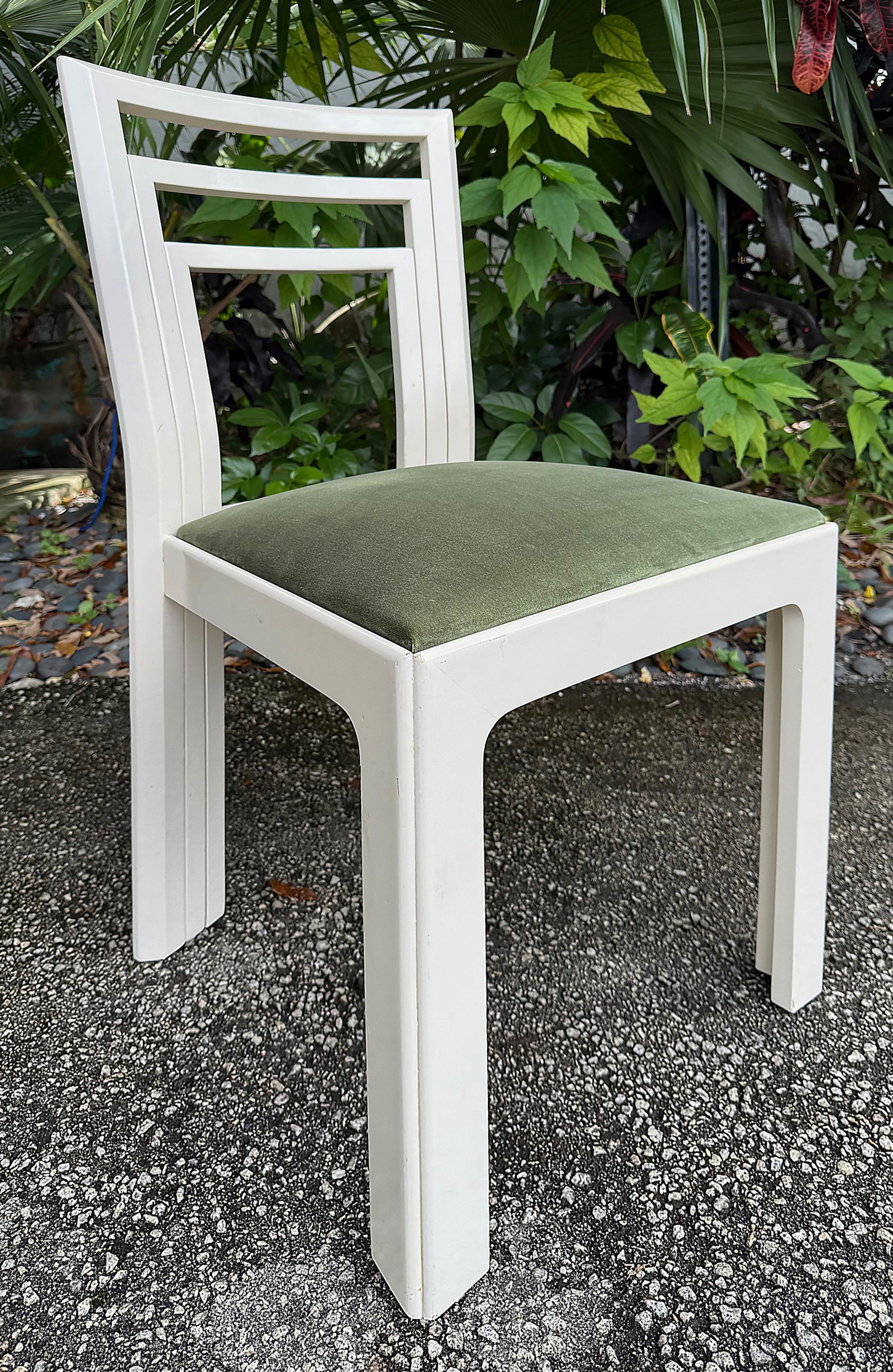 1980er Postmoderne lackierte Esszimmerstühle Neu gepolstert - 4er Set im Zustand „Gut“ im Angebot in Miami, FL