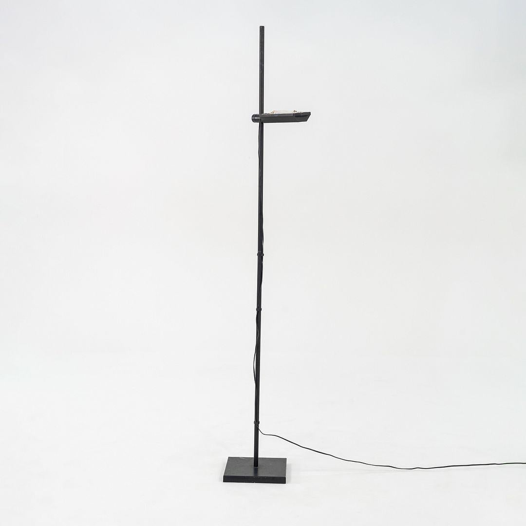 Questa è una lampada da terra moderna, prodotta da Light Source negli Stati Uniti negli anni '80. Il pezzo è dotato di un paralume regolabile in metallo nero e anche il gambo è nero. Il paralume è regolabile in altezza e può scorrere su e giù per lo