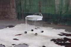 Sgabello postmoderno anni '80 in lucite e velluto grigio chiaro su rotelle