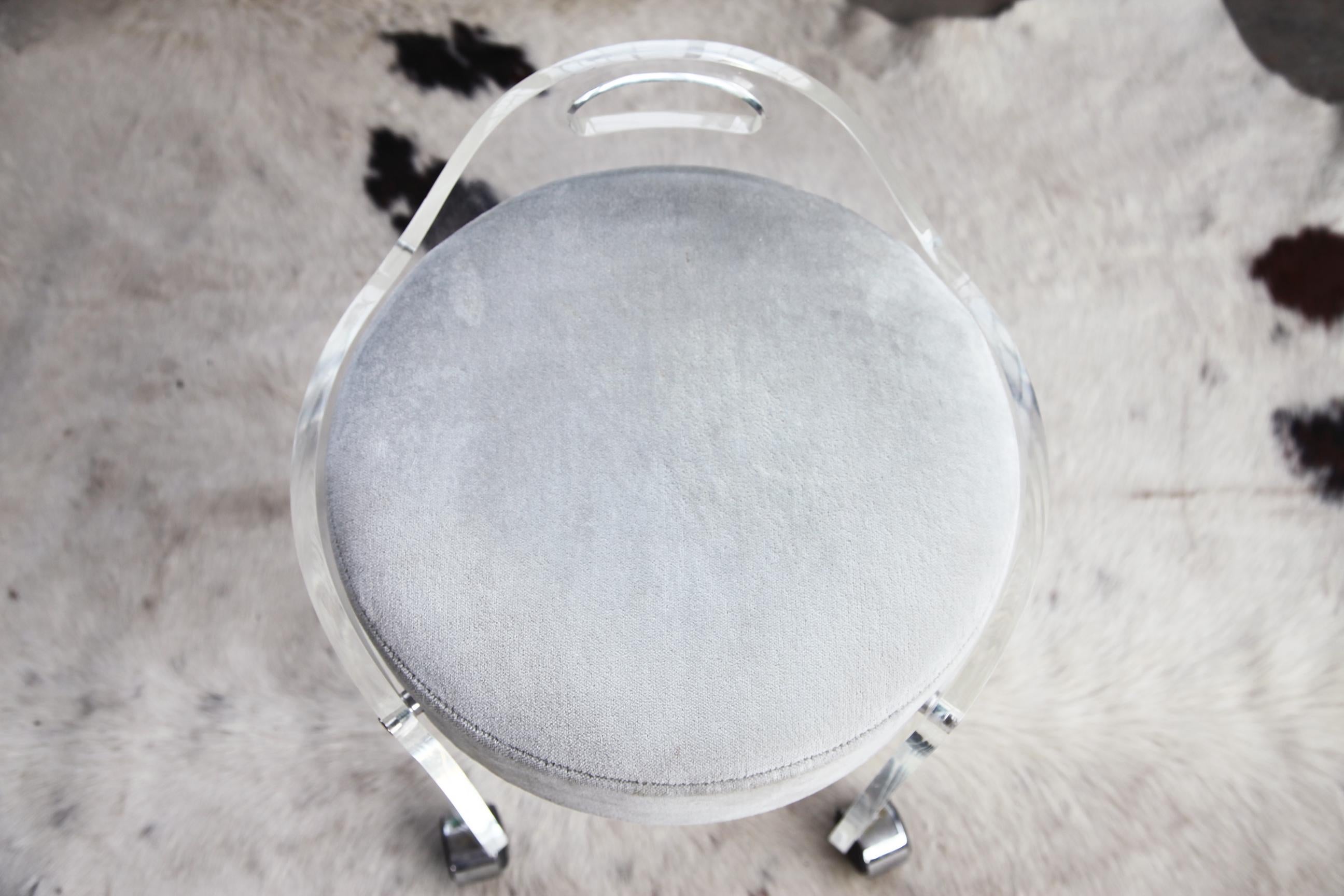 1980s Postmodern Lucite and Light Grey Velour Vanity Stool on Casters In Good Condition In Madison, WI