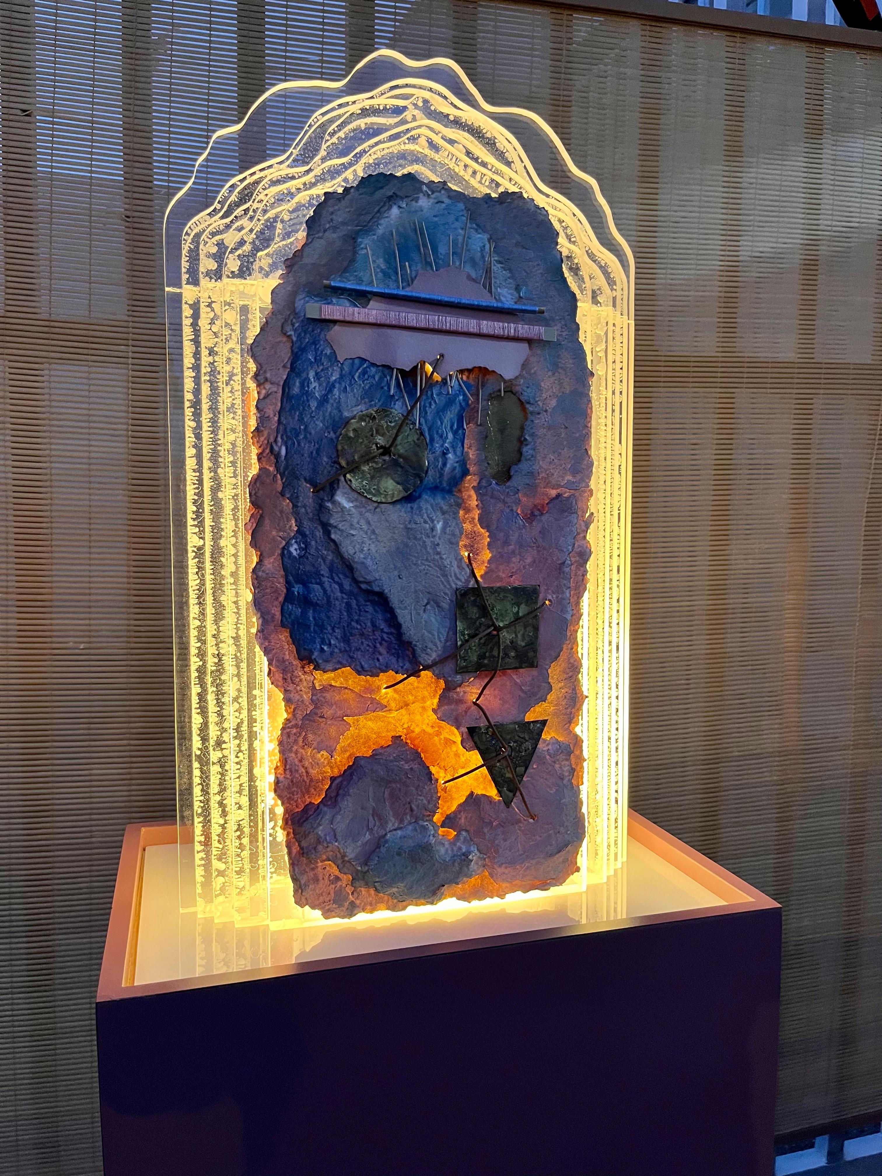 Scultura luminosa postmoderna degli anni '80 in lucite/mediale misto con piedistallo in vendita 6