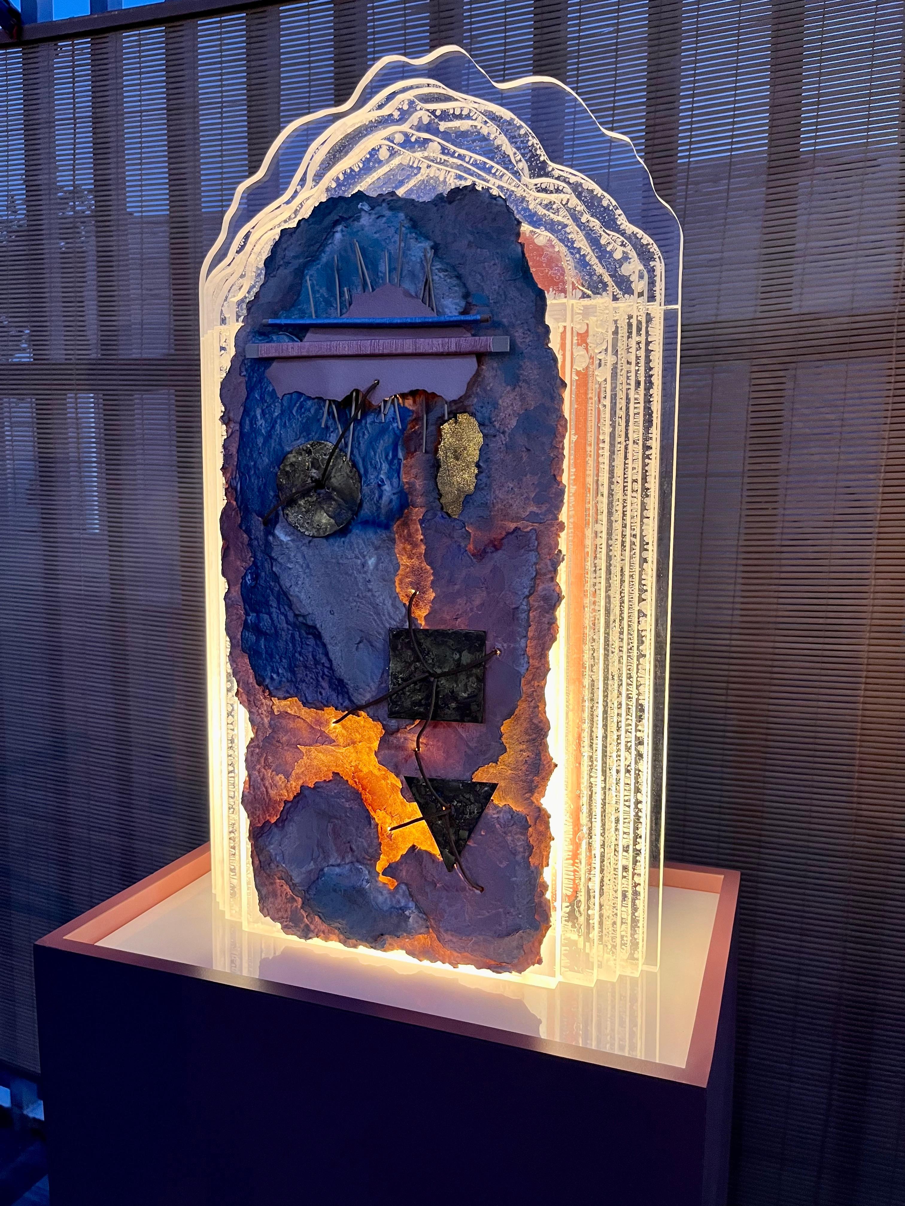 Scultura luminosa postmoderna degli anni '80 in lucite/mediale misto con piedistallo in vendita 7