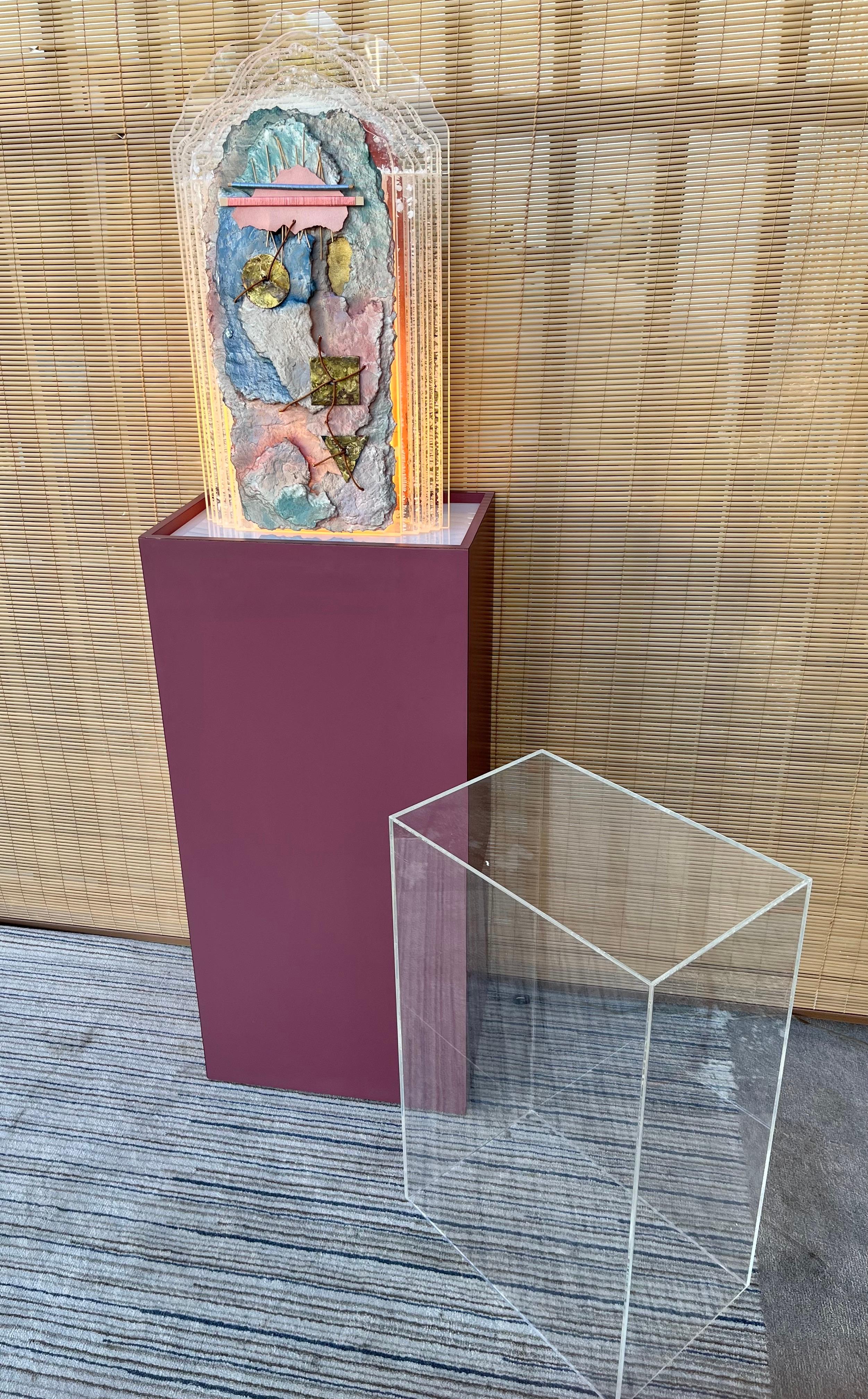 Postmoderno Scultura luminosa postmoderna degli anni '80 in lucite/mediale misto con piedistallo in vendita