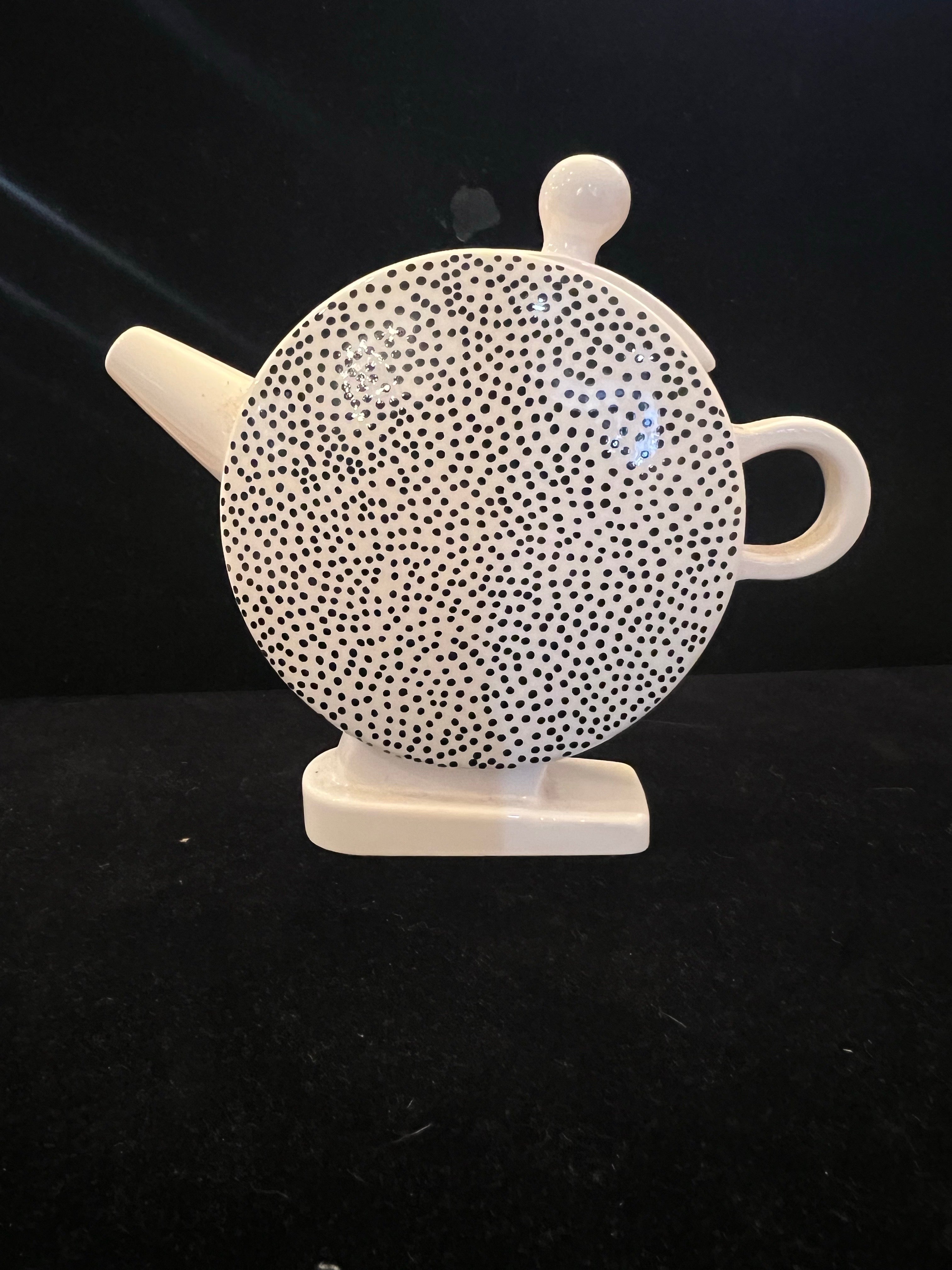 Preciosa tetera de porcelana rara de los años 80 muy coleccionable de Memphis para Dasch , excelente estado sin astillas ni grietas.