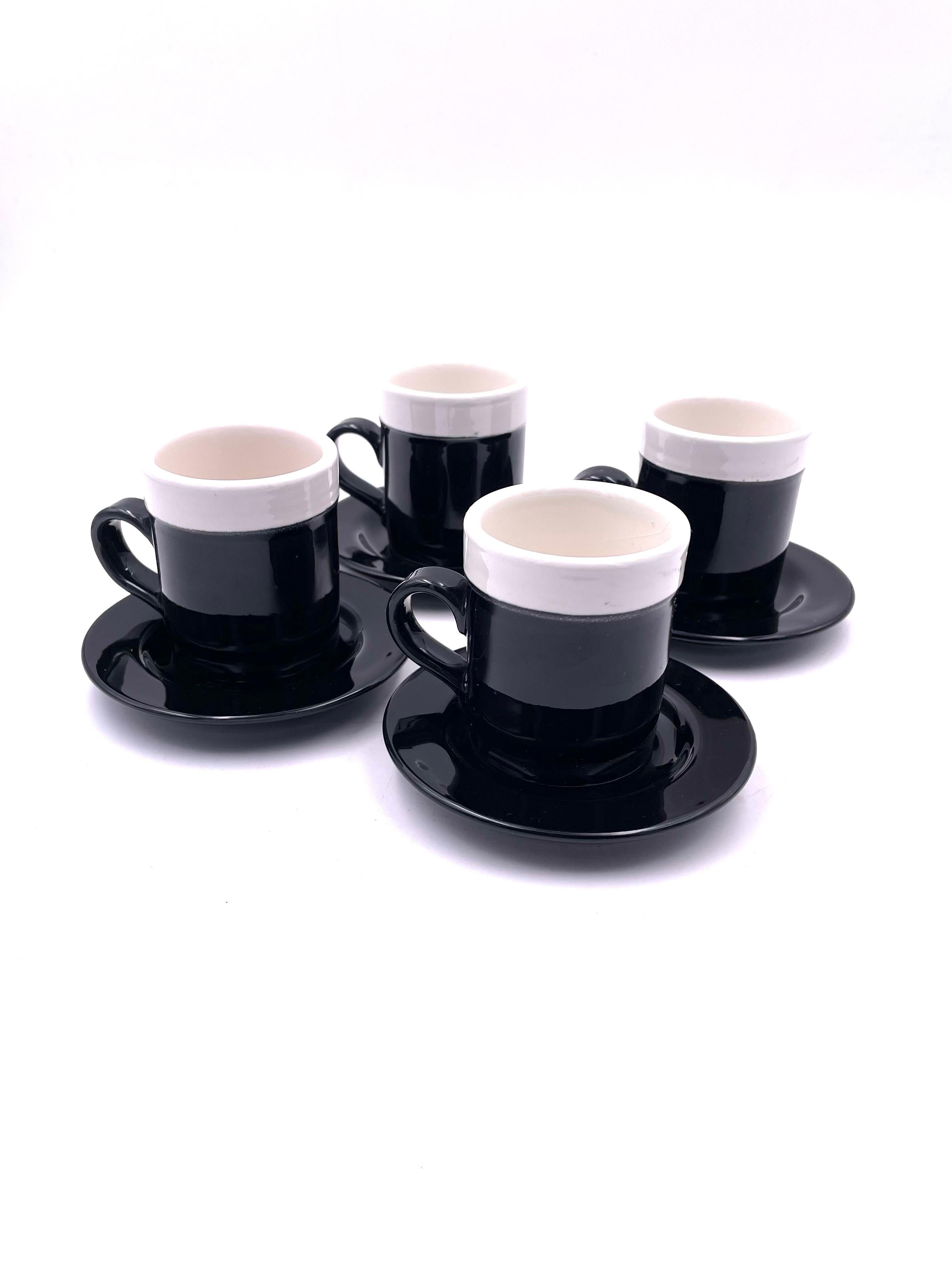 Un ensemble très rare de 4 tasses à espresso et soucoupes, les assiettes sont de 4