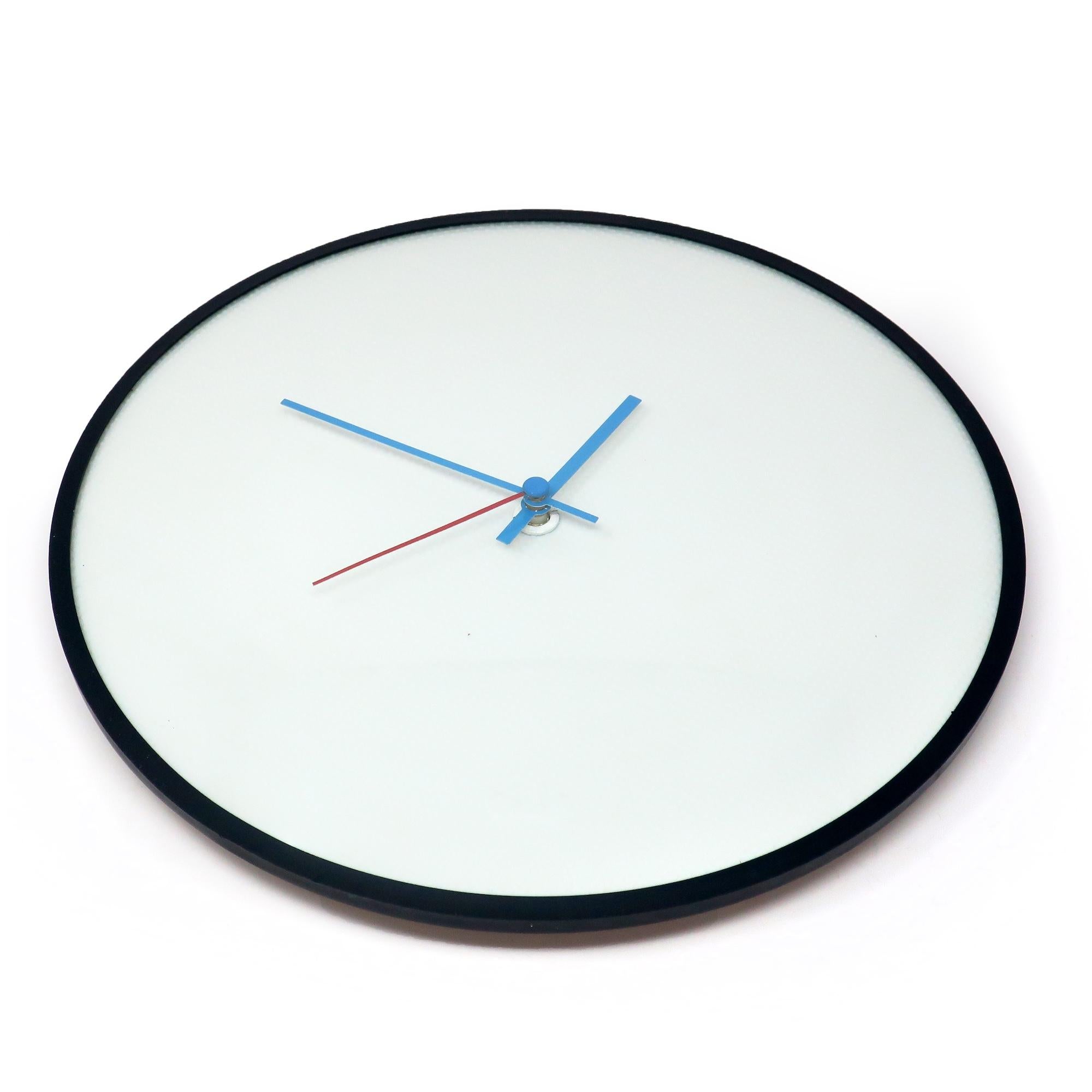 Diese Wanduhr im Stil der Memphis-Serie aus der Milano-Serie spiegelt die ikonische Energie der 1980er Jahre wider.  kühne geometrische Formen und leuchtende Primärfarben und die ganze verspielte und respektlose Ästhetik der Memphis-Gruppe.  Mit