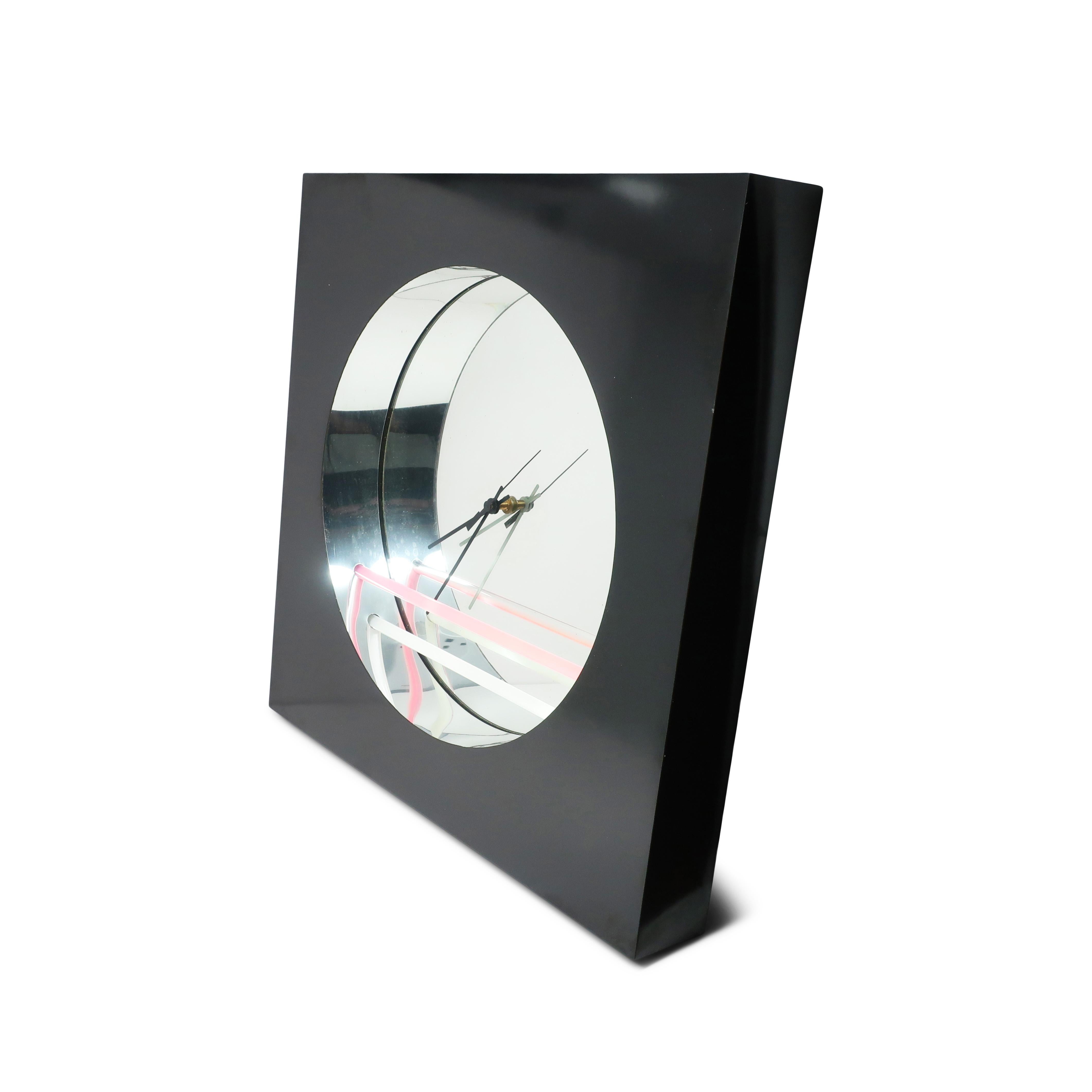 Orologio da parete a specchio postmoderno degli anni '80 di Jon Gilmore per Studio A In condizioni buone in vendita a Brooklyn, NY