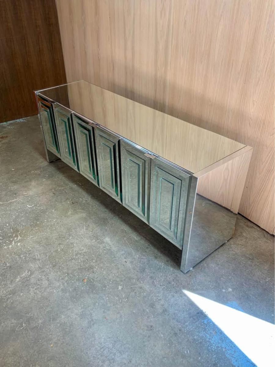 Sei alla ricerca di un pezzo forte? Questa splendida credenza a sei ante con specchio della linea Reflections di Ello (disegnata da I.B. B.) è stata progettata da I. B.. Solie negli anni '80) è puro glamour. Grazie agli specchi smussati che