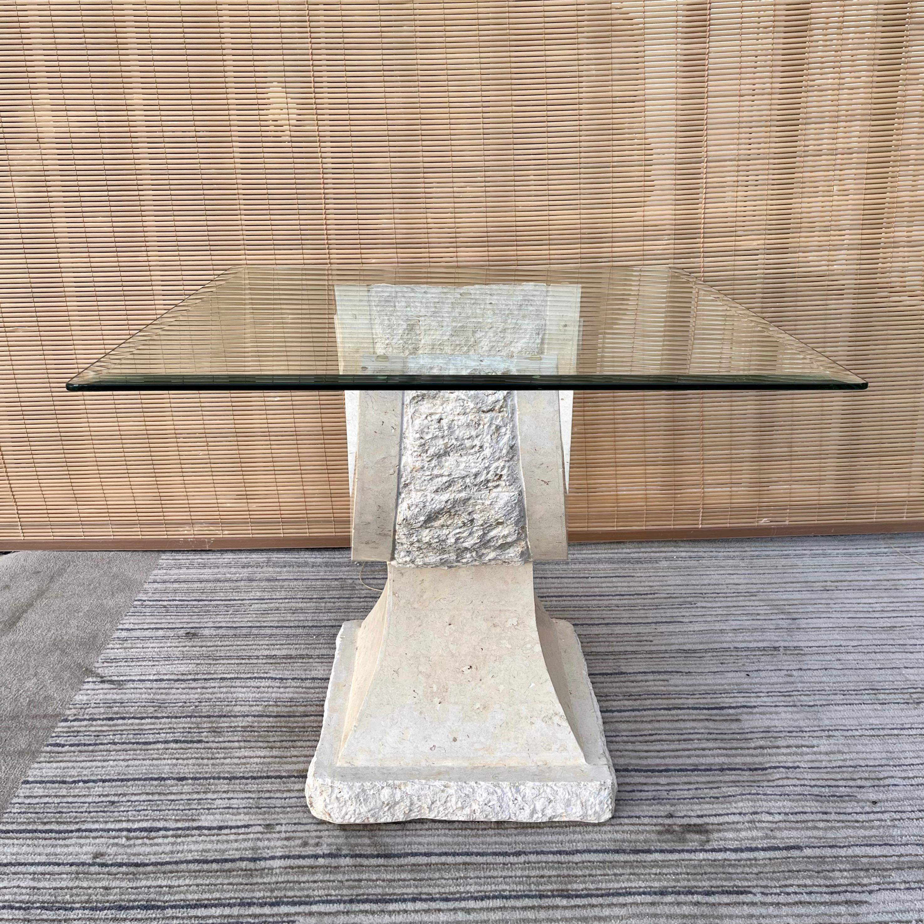 Table d'appoint / d'extrémité postmoderne des années 1980 en pierre naturelle de Mactan avec plateau en verre en vente 2