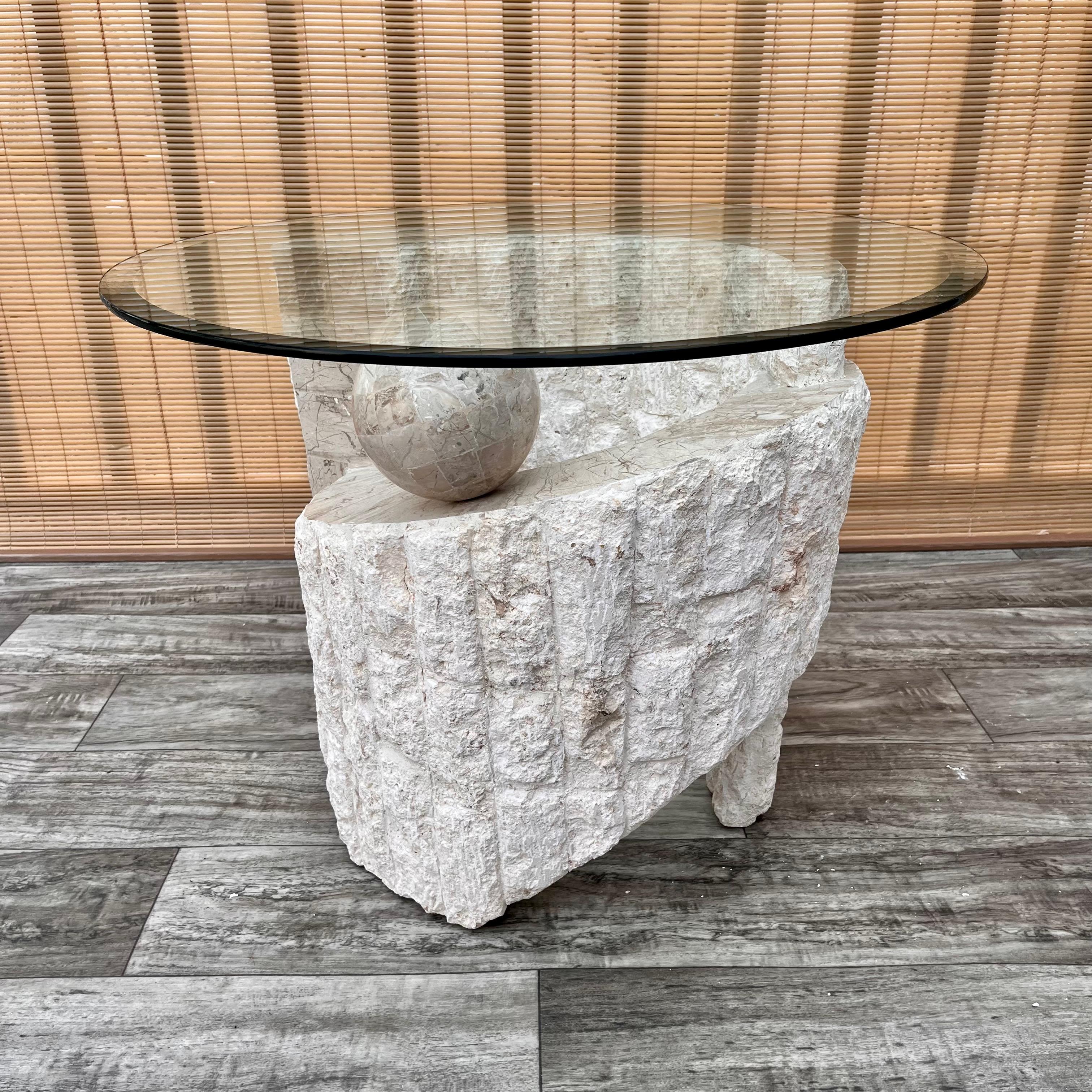 Table d'appoint / d'extrémité postmoderne des années 1980 en pierre naturelle de Mactan avec plateau en verre en vente 5