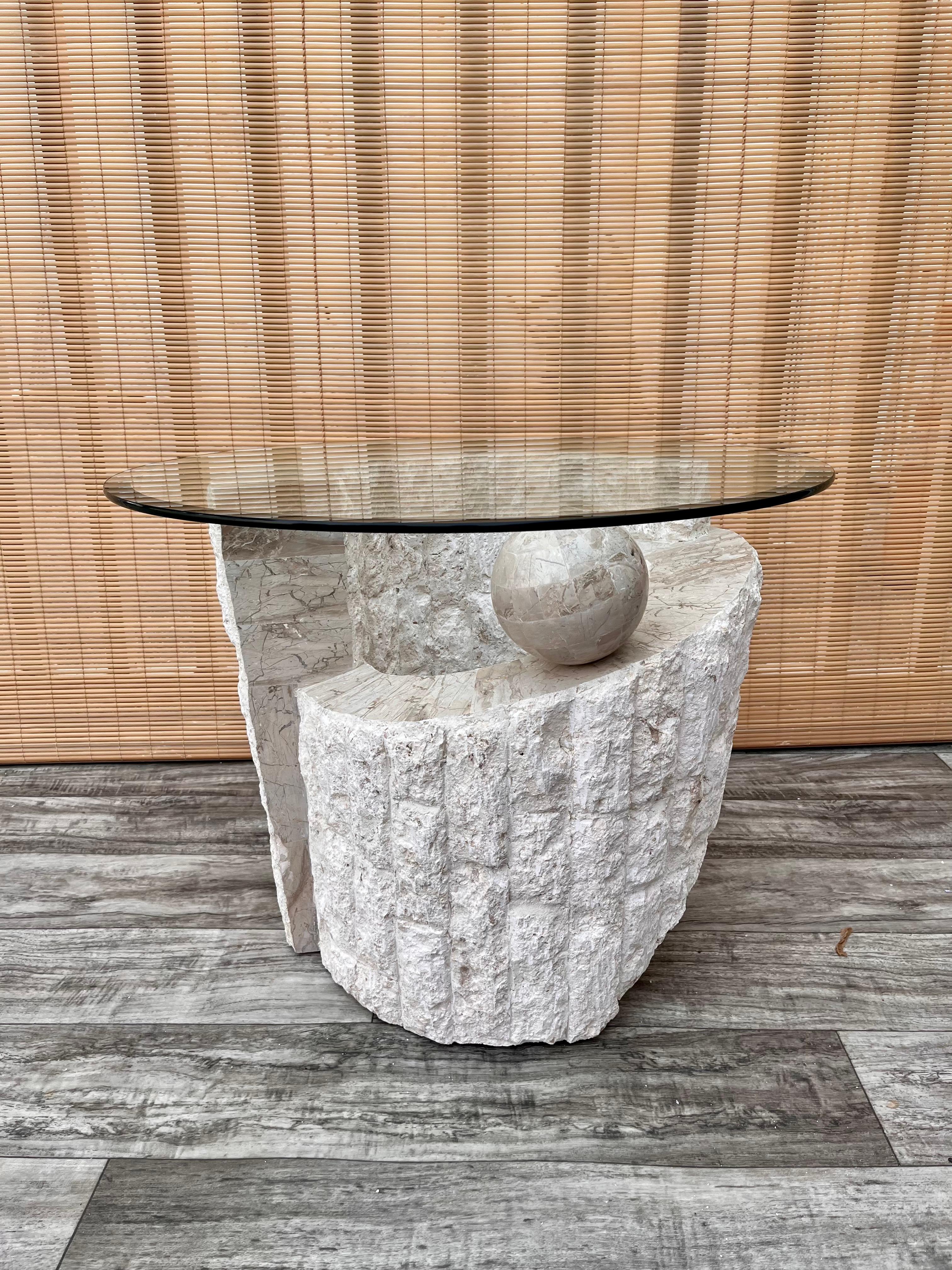 Postmoderne Table d'appoint / d'extrémité postmoderne des années 1980 en pierre naturelle de Mactan avec plateau en verre en vente