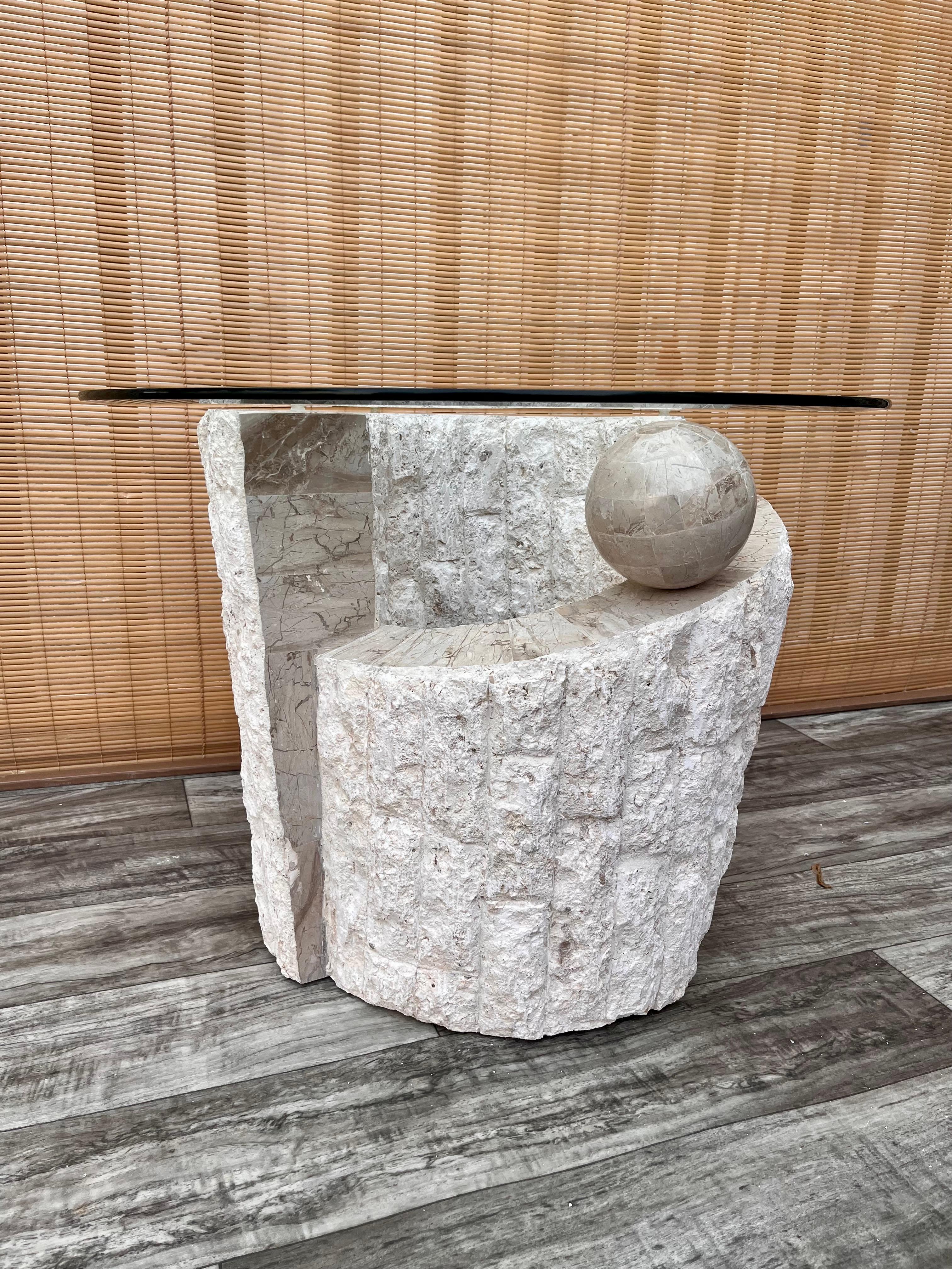 Philippin Table d'appoint / d'extrémité postmoderne des années 1980 en pierre naturelle de Mactan avec plateau en verre en vente