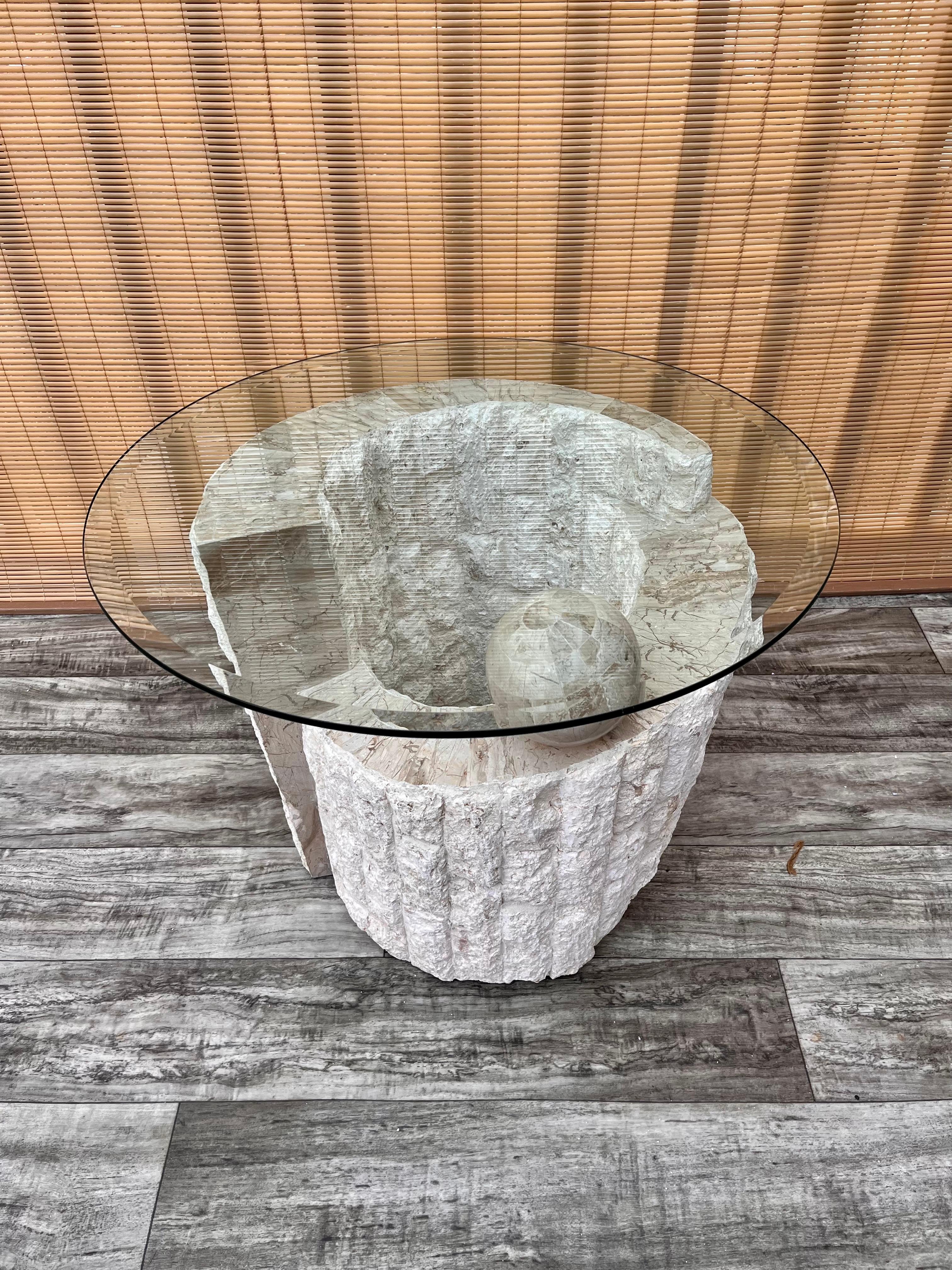 1980s Postmodern Natural Mactan Stone Accent / End Table with Glass Top In Good Condition For Sale In Miami, FL